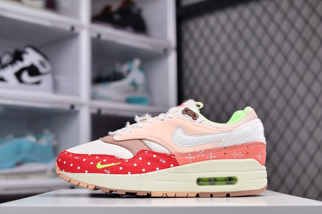 H0 Nk Air Max 1 Prm “Best Friend” 联名系列鞋款整体运用皮革、织物、毛绒等不同材质，造就丰富层次质感；鞋身采用粉色系图案设计，其创意源自狗狗的拼接围巾样式，尽显俏皮气息的同时营造阳光少女感；鞋垫则以茵茵绿草图案呈现，狗狗主人在穿上它的时候仿佛身临遛狗场景