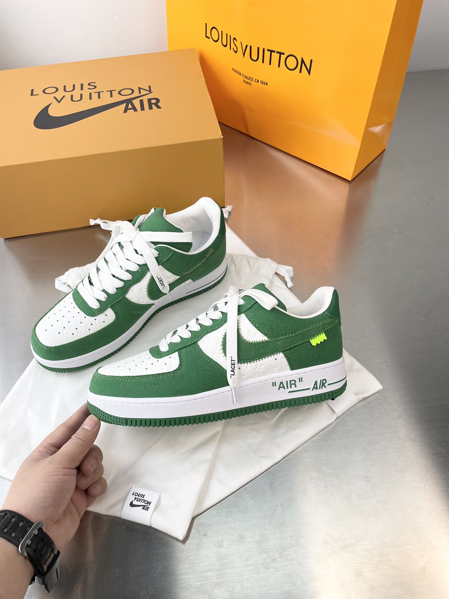 Louis Vuitton × Off-White × Nike Air Force 1 Low 2022FW三方限定联名,由品牌设计师亲手操刀设计。NIKE合作款于2022年发售，可我们现在就有现货啦 最为经典的鞋面加入标志性的老花图案。 牛皮鞋面+定做大底 39-44（38.45定做）