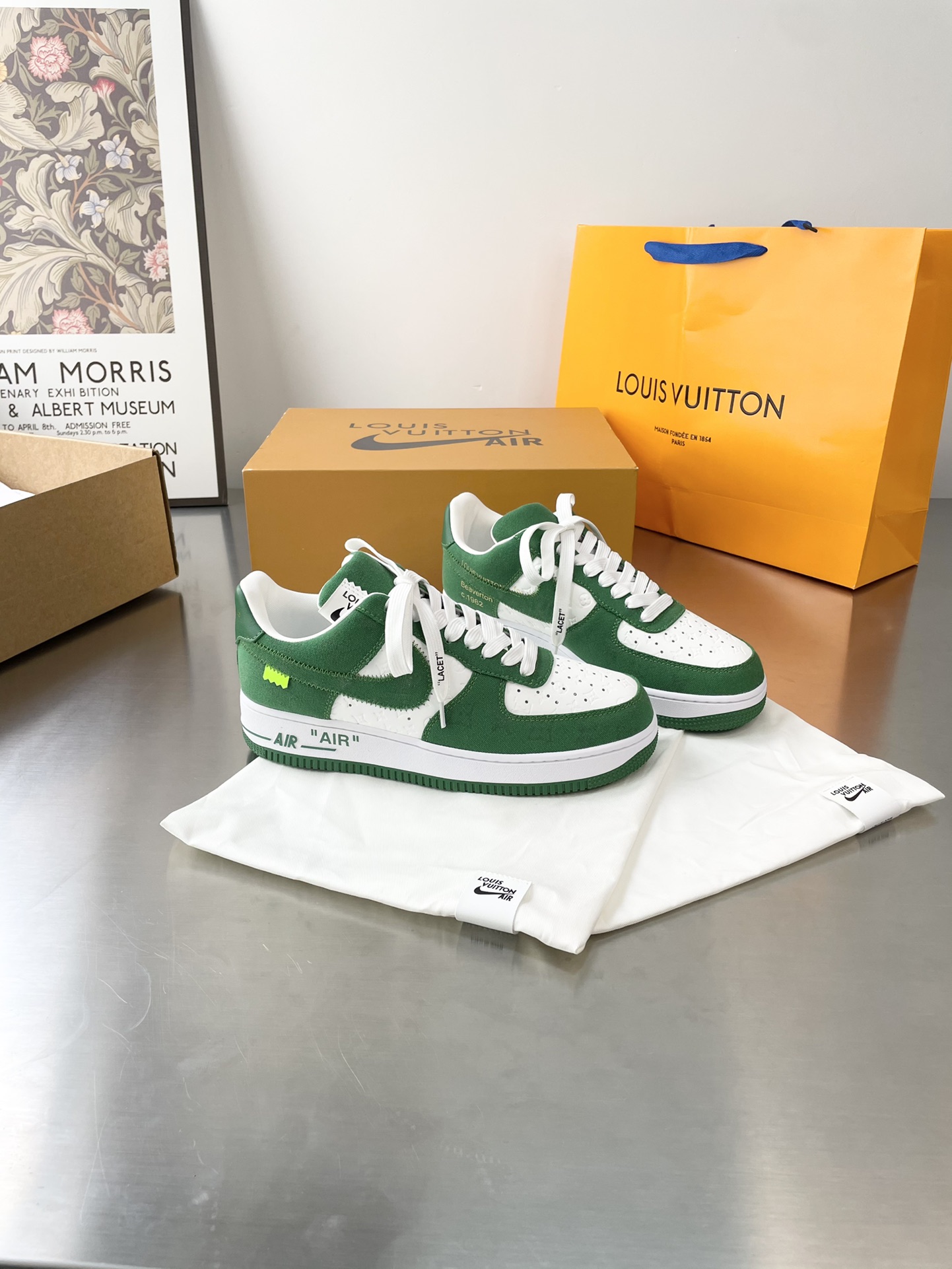 Louis Vuitton × Off-White × Nike Air Force 1 Low 2022FW三方限定联名,由品牌设计师亲手操刀设计。NIKE合作款于2022年发售，可我们现在就有现货啦 最为经典的鞋面加入标志性的老花图案。 牛皮鞋面+定做大底 39-44（38.45定做）