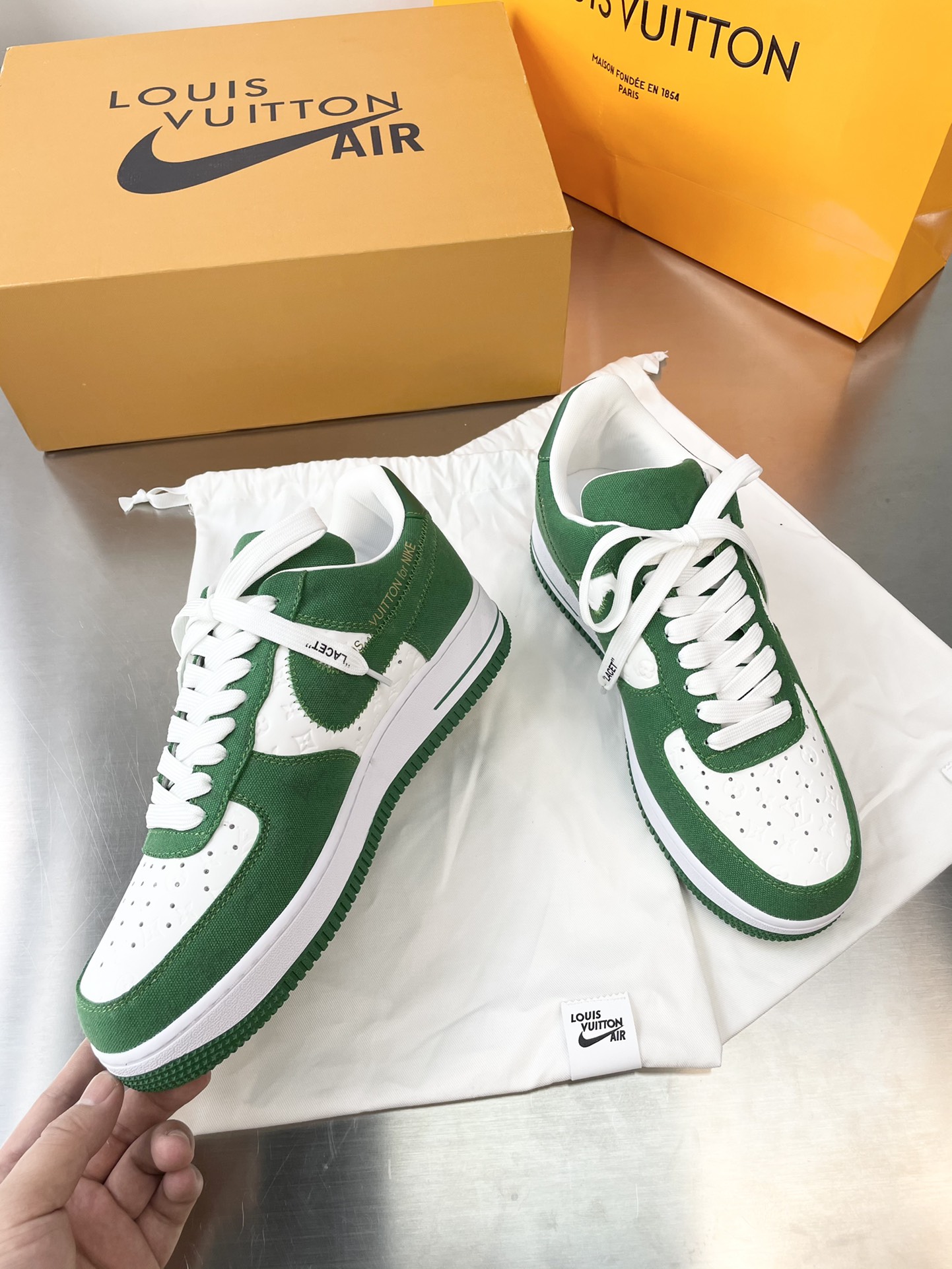 Louis Vuitton × Off-White × Nike Air Force 1 Low 2022FW三方限定联名,由品牌设计师亲手操刀设计。NIKE合作款于2022年发售，可我们现在就有现货啦 最为经典的鞋面加入标志性的老花图案。 牛皮鞋面+定做大底 39-44（38.45定做）