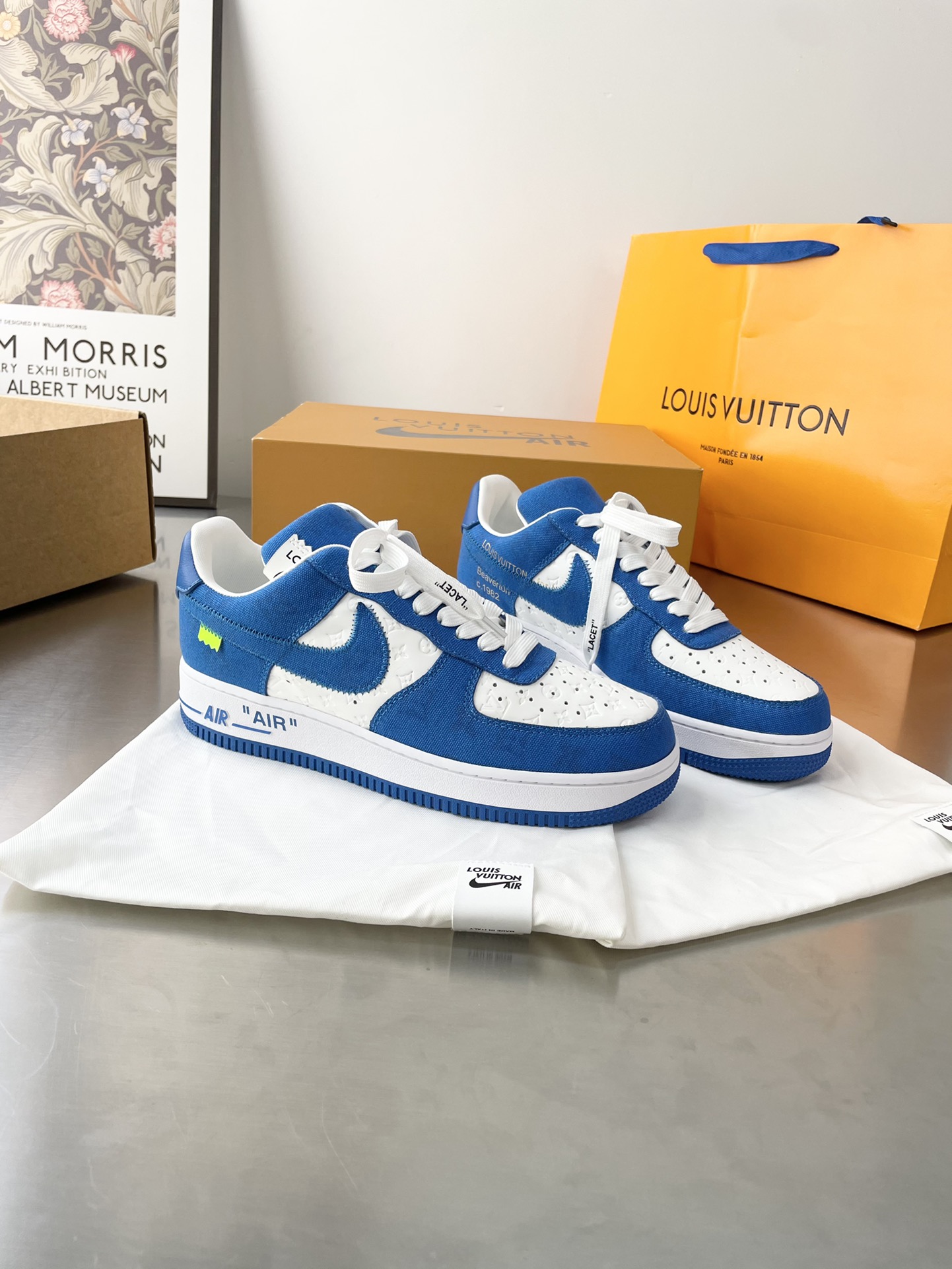 Louis Vuitton × Off-White × Nike Air Force 1 Low 2022FW三方限定联名,由品牌设计师亲手操刀设计。NIKE合作款于2022年发售，可我们现在就有现货啦 最为经典的鞋面加入标志性的老花图案。 牛皮鞋面+定做大底 39-44（38.45定做）