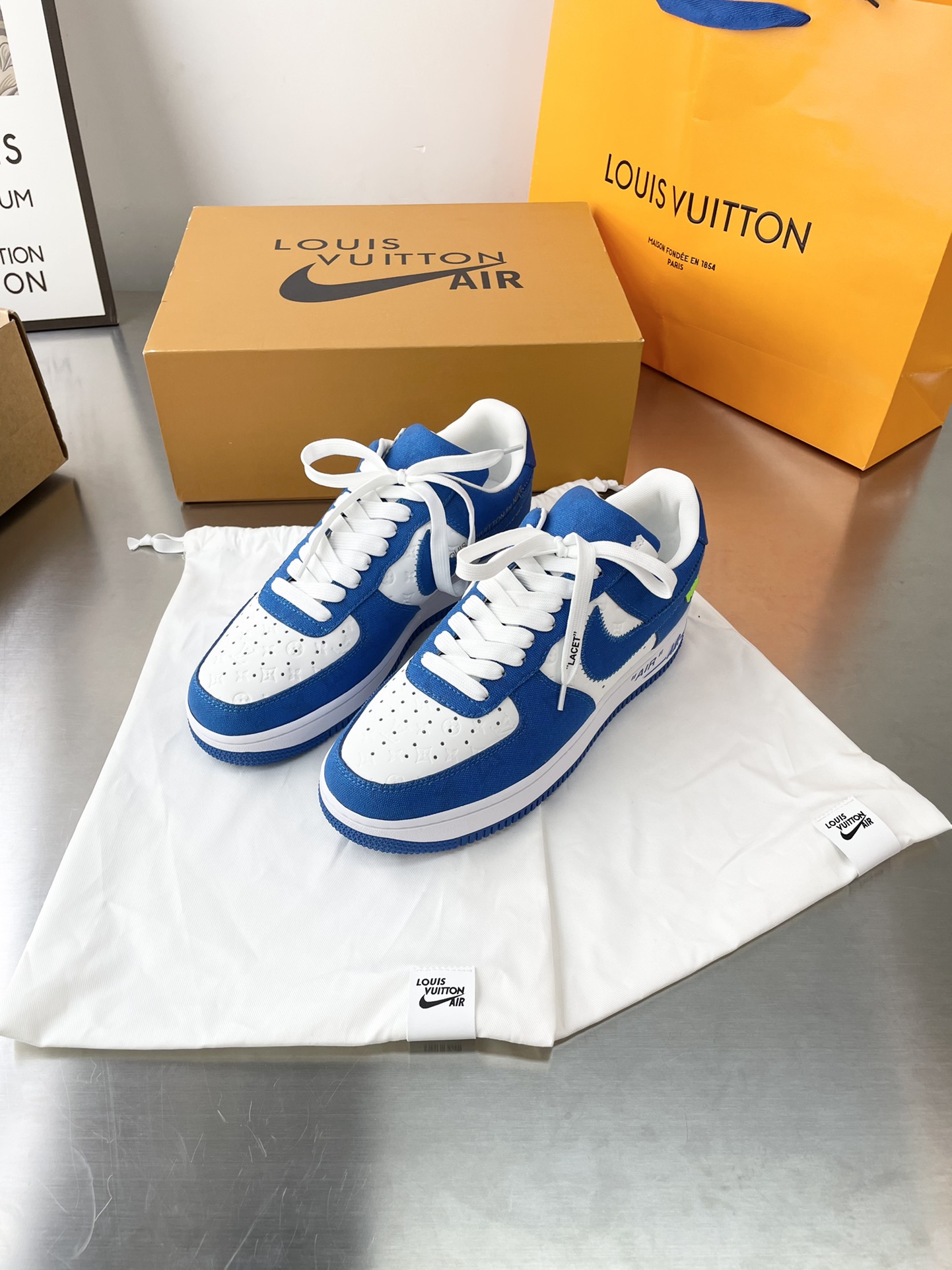 Louis Vuitton × Off-White × Nike Air Force 1 Low 2022FW三方限定联名,由品牌设计师亲手操刀设计。NIKE合作款于2022年发售，可我们现在就有现货啦 最为经典的鞋面加入标志性的老花图案。 牛皮鞋面+定做大底 39-44（38.45定做）