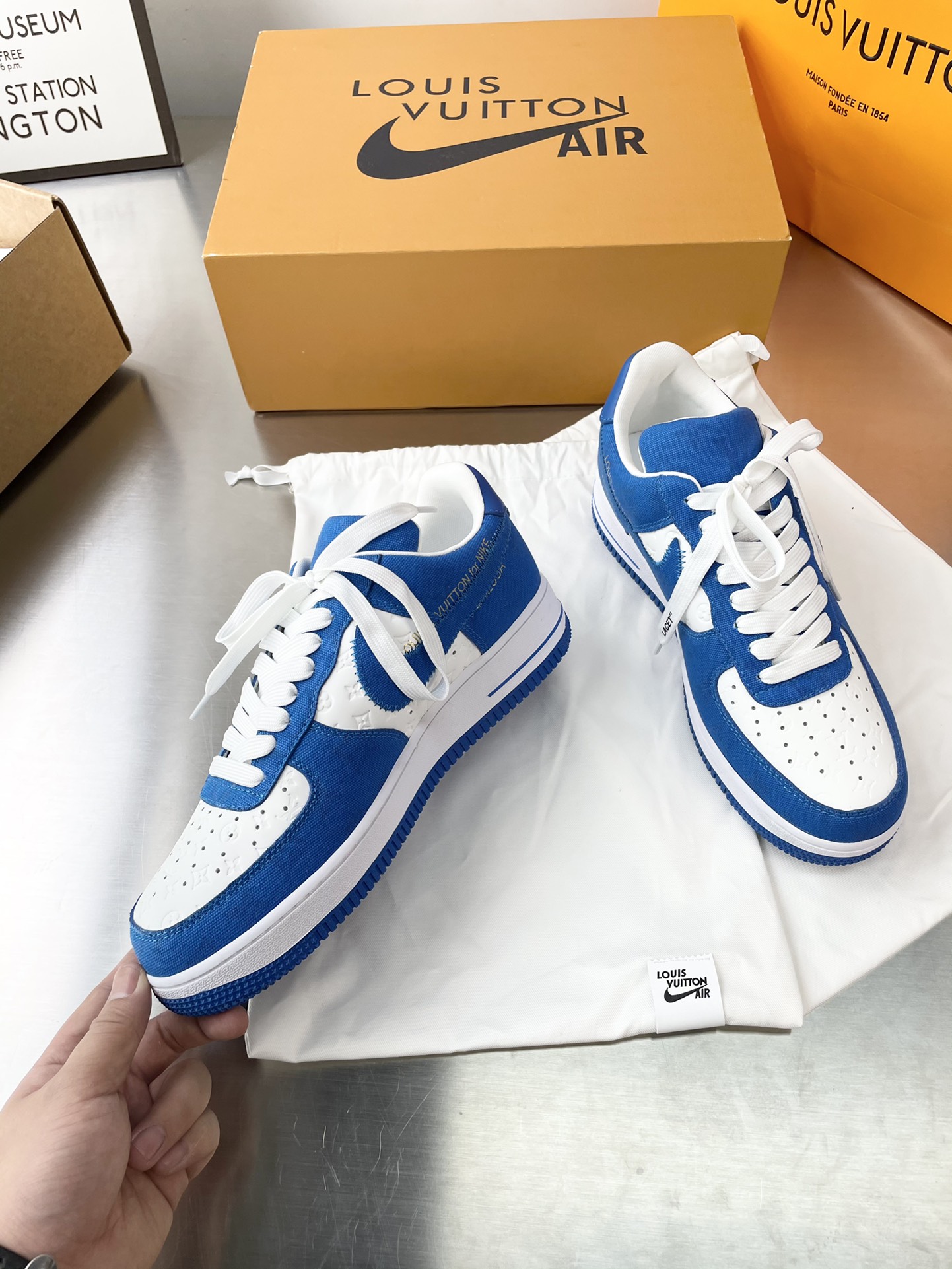 Louis Vuitton × Off-White × Nike Air Force 1 Low 2022FW三方限定联名,由品牌设计师亲手操刀设计。NIKE合作款于2022年发售，可我们现在就有现货啦 最为经典的鞋面加入标志性的老花图案。 牛皮鞋面+定做大底 39-44（38.45定做）