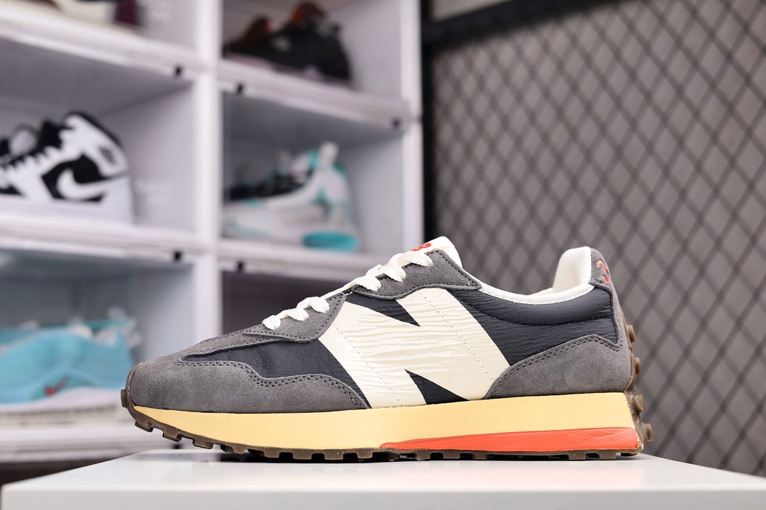 G5 New Balance MS327系列复古休闲运动慢跑鞋 以更纯粹的复古风格设计打造的全新造型 侧身还以解构设计 将 N 字标志以做旧压花样式呈现 样式别具新意 而麂皮、冲孔皮革的塑造 则呈现出高级怀旧气质 也让鞋款在奢华时装风格与运动氛围之间达到了平衡 鞋身采用尼龙及猪巴革麂皮物料拼接构成 中底高弹PU材质及满丁防滑橡胶外底RC