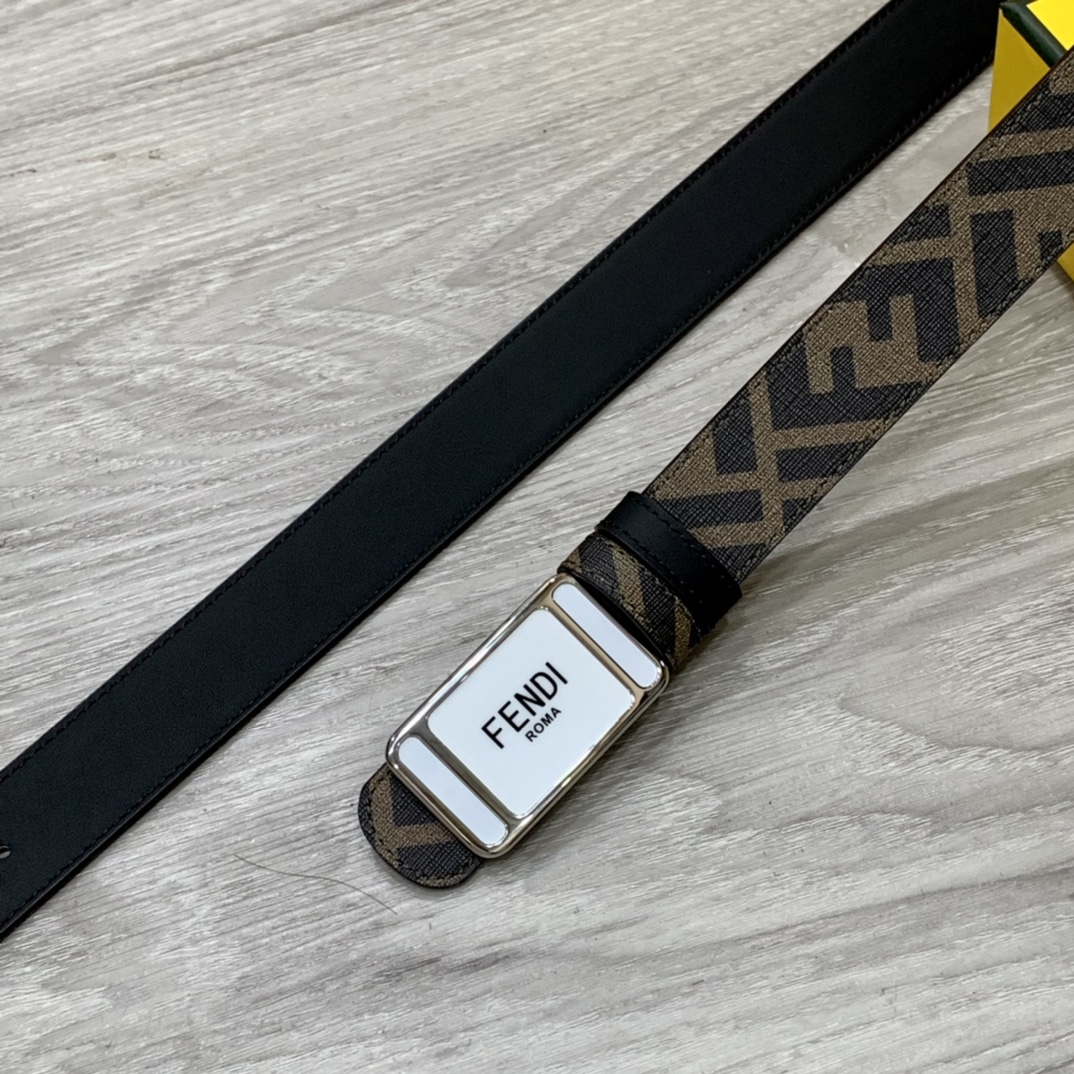 I0 FENDI 芬迪   宽3.0CM 双环正反用腰带 FF按钉搭扣 黑色Cuoio Romano皮革材质 反面面料带有烟草灰和黑色FF图案 黑色珐琅金属饰面 时尚经典 百搭款