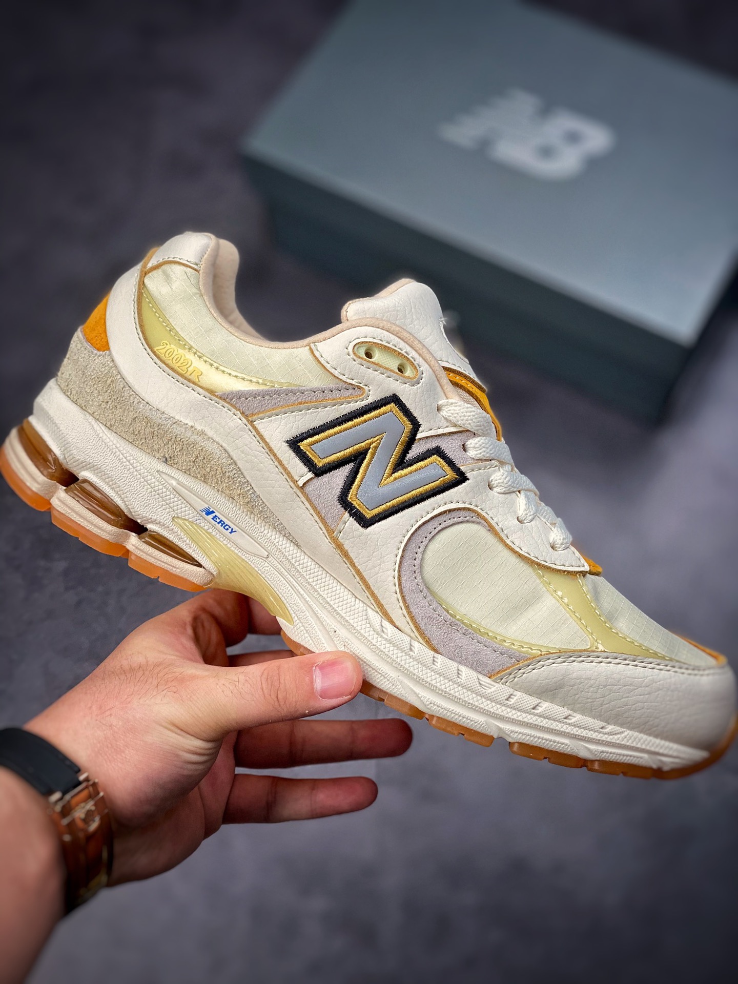 200 New Balance 2002R"Conversations Amon gst Us" 复古休闲跑步鞋 M2002RJ1