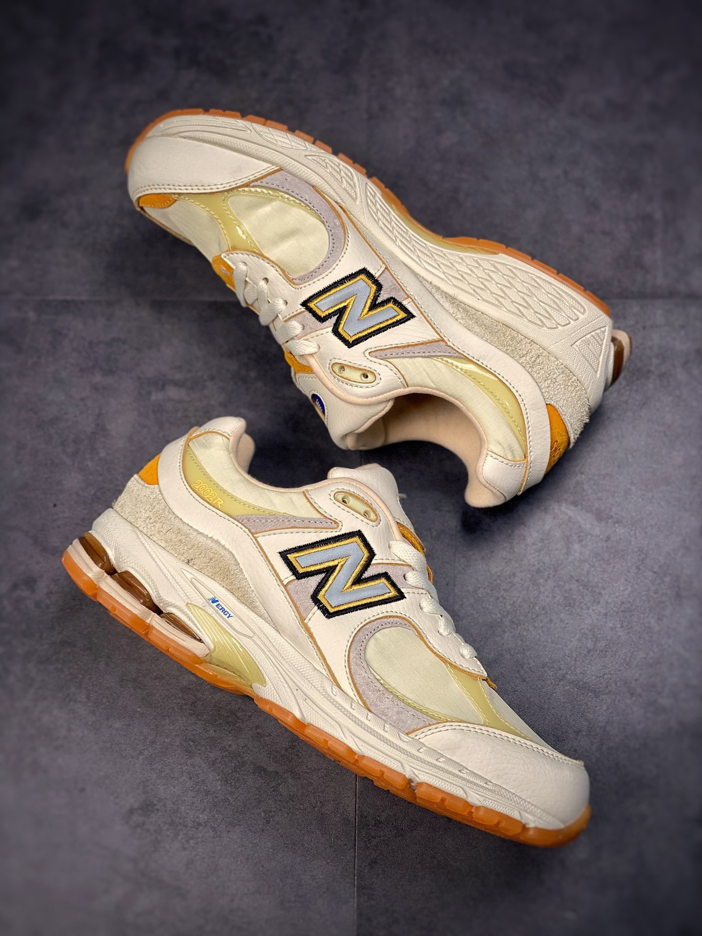 200 New Balance 2002R"Conversations Amon gst Us" 复古休闲跑步鞋 M2002RJ1