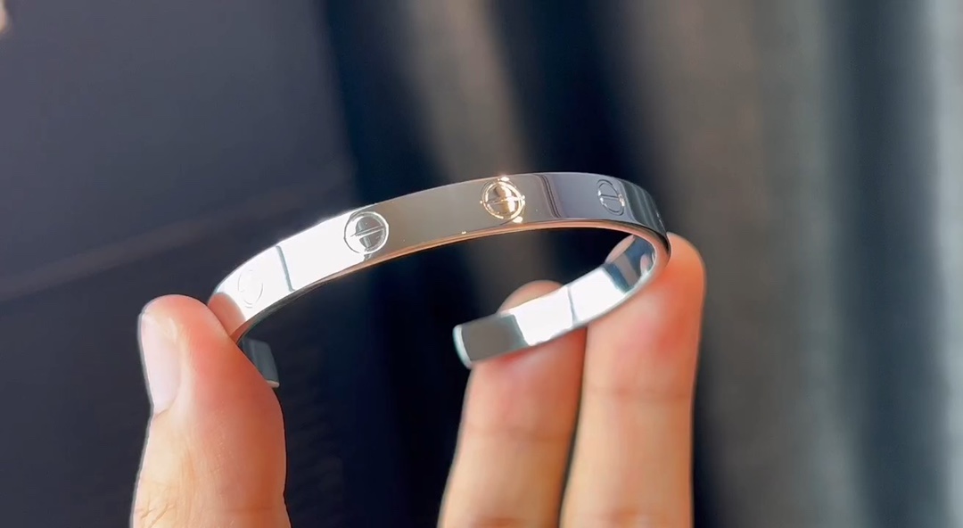 Cartier 银色卡地亚半开口手镯 视频