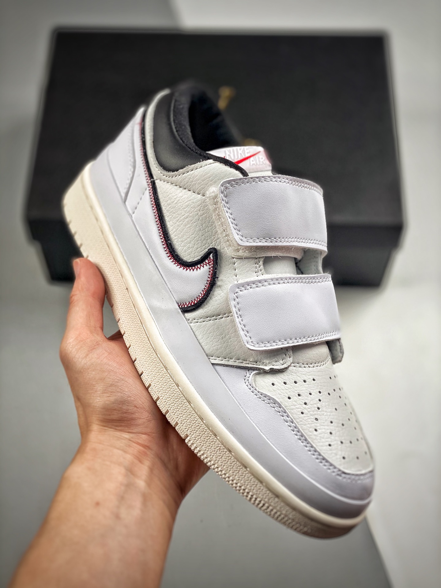 -2 Air Jordan AJ1 Low Double Strap 乔丹一代双魔术贴无鞋带低帮文化休闲运动百搭篮球鞋 整体轮廓依旧继承 AJ1 的造型 取消了鞋带设计 改为两条魔术贴绑带 鞋面下沿添加了一圈橡胶材质 给人似乎鞋底加厚了的…