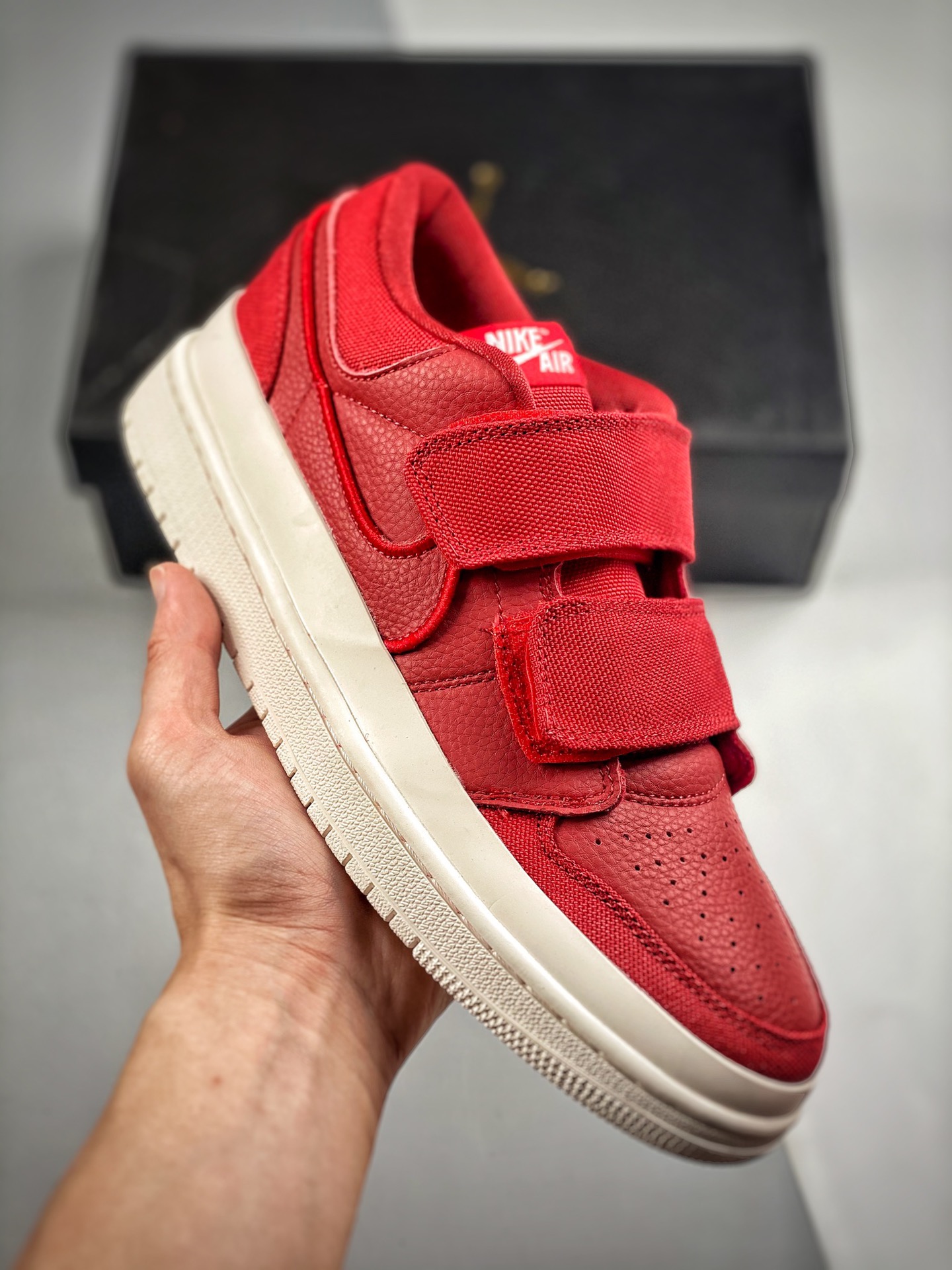 -2 Air Jordan AJ1 Low Double Strap 乔丹一代双魔术贴无鞋带低帮文化休闲运动百搭篮球鞋 整体轮廓依旧继承 AJ1 的造型 取消了鞋带设计 改为两条魔术贴绑带 鞋面下沿添加了一圈橡胶材质 给人似乎鞋底加厚了的…