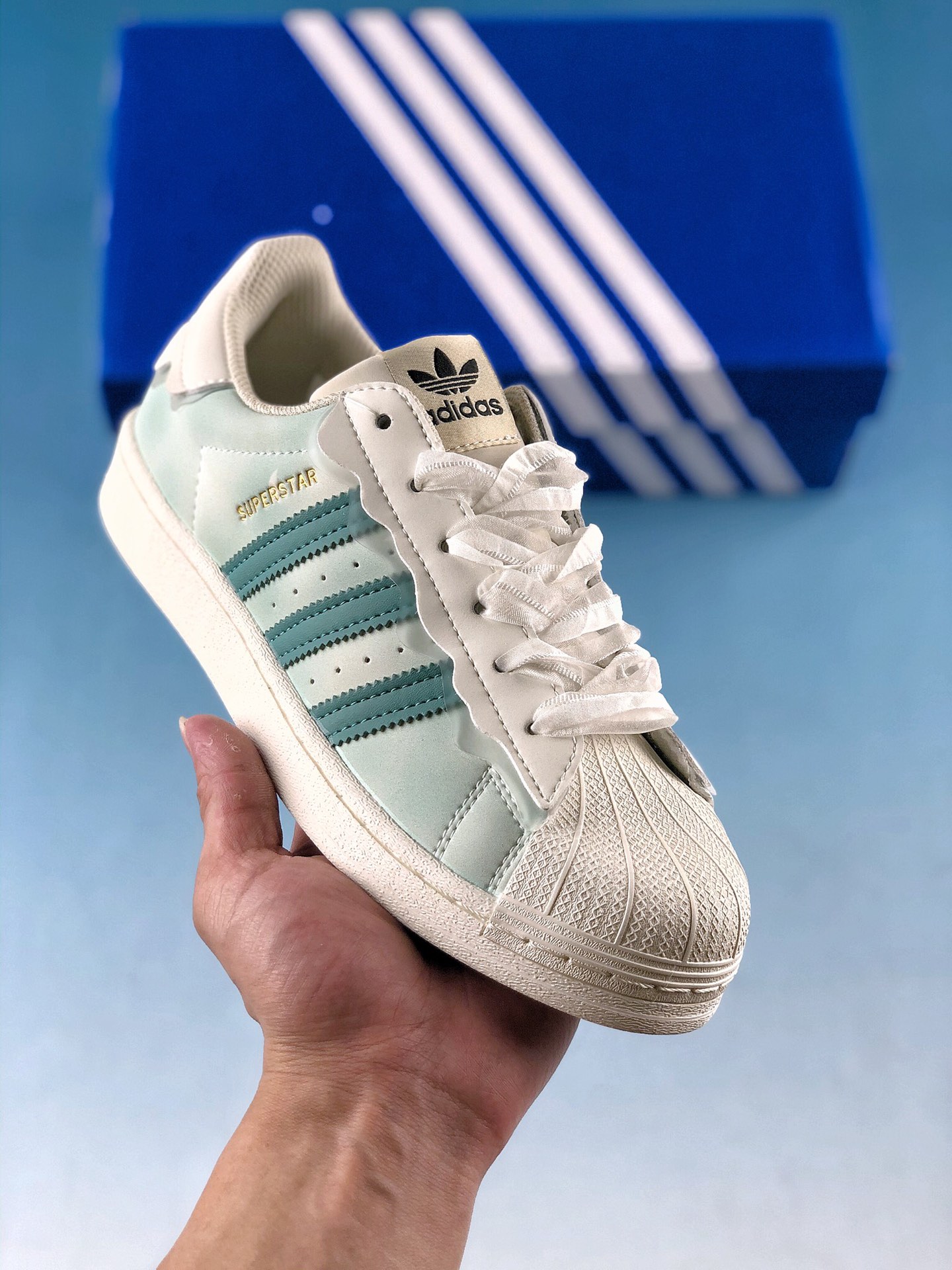  支持放店
Adidas三叶草女22年春低帮奶油白花边经典贝壳头板鞋
货号: GW4440
尺码：35.5 36 36.5 37.5 38 38.5 39 40