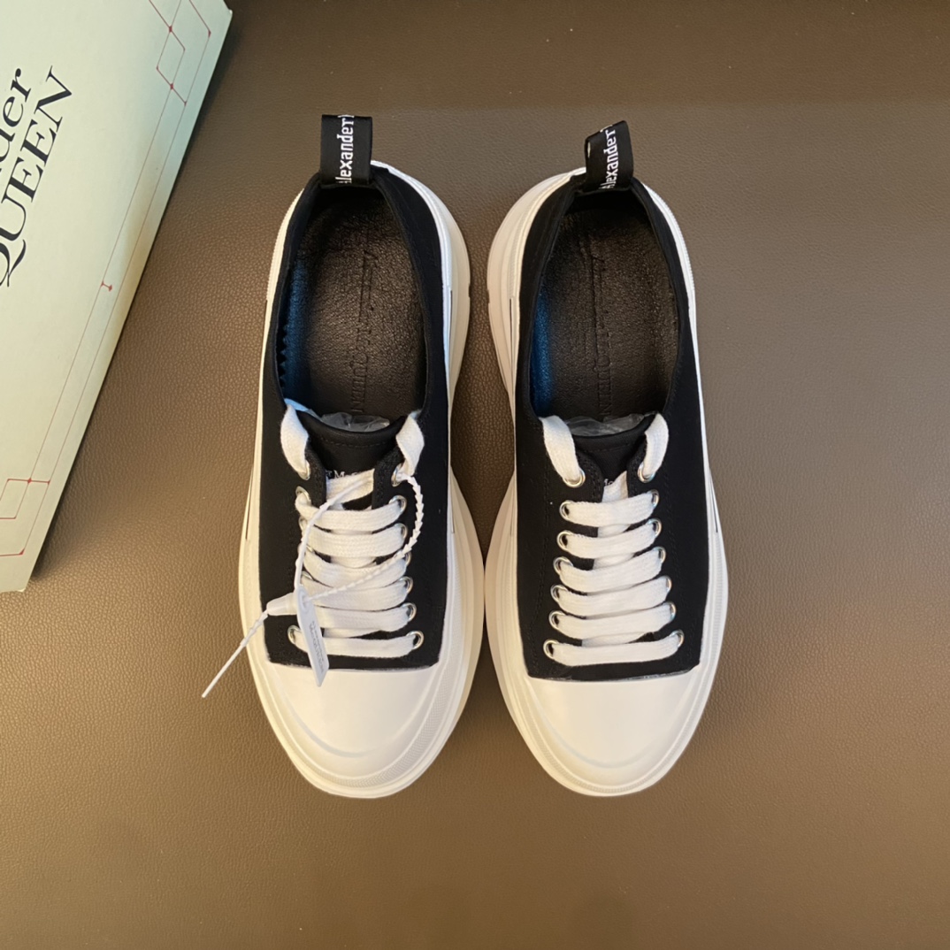 I5 情侣全套包装高品质定制迪士尼联乘©Disney x Alexander McQueen sole sneakers亚历山大·Alexander Mcqueen 麦昆  欧美大师设计简洁高档大气，专柜品质值得信赖，面料进口顶级牛皮 。 羊皮内里 做工精细，专柜原版大底，上脚舒适百搭，潮男乐福专属定制，小Alexander Mcqueen 麦昆  适合司机户外行车 休闲鞋系列之首， 女码35-40 男鞋