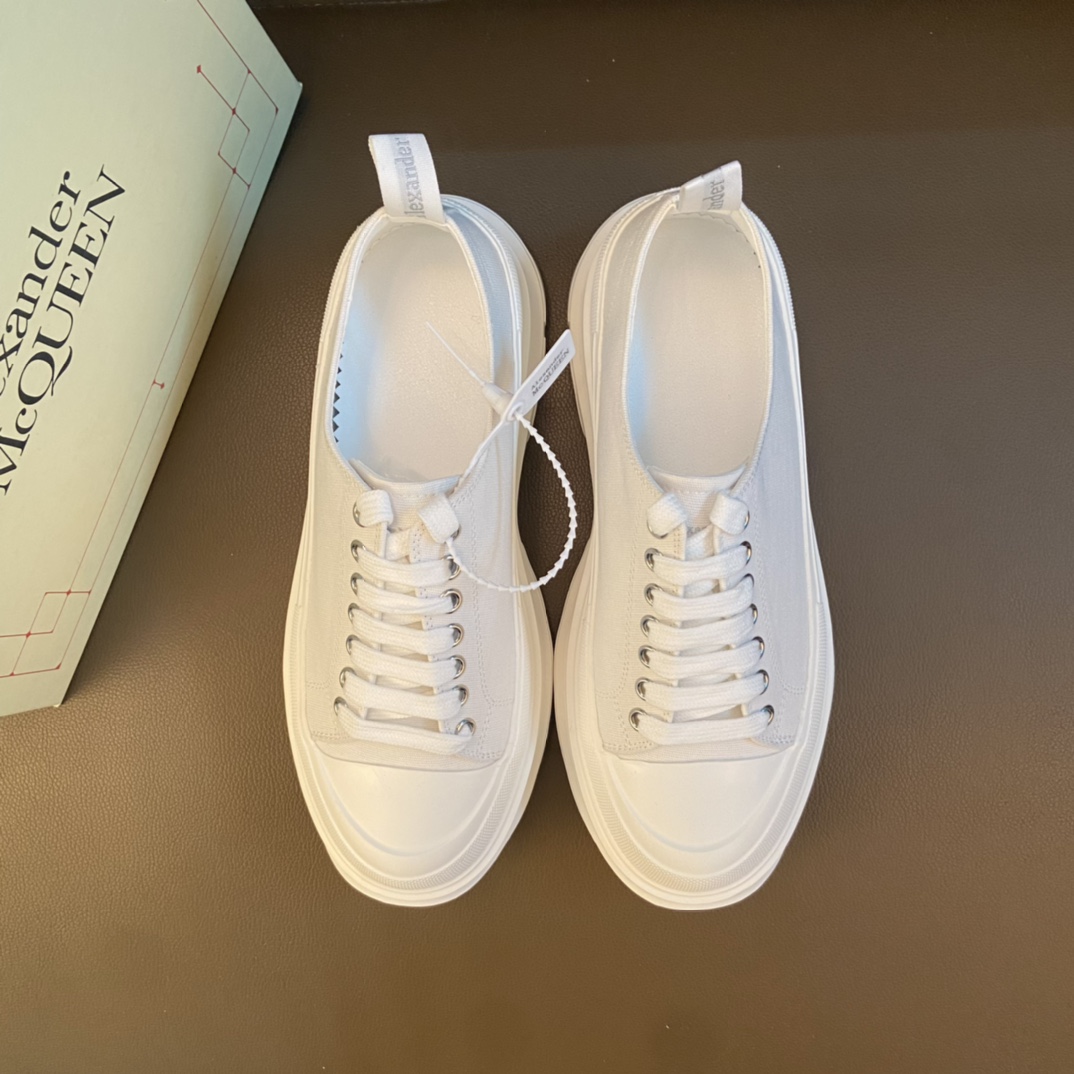 I5 情侣全套包装高品质定制迪士尼联乘©Disney x Alexander McQueen sole sneakers亚历山大·Alexander Mcqueen 麦昆  欧美大师设计简洁高档大气，专柜品质值得信赖，面料进口顶级牛皮 。 羊皮内里 做工精细，专柜原版大底，上脚舒适百搭，潮男乐福专属定制，小Alexander Mcqueen 麦昆  适合司机户外行车 休闲鞋系列之首， 女码35-40 男鞋