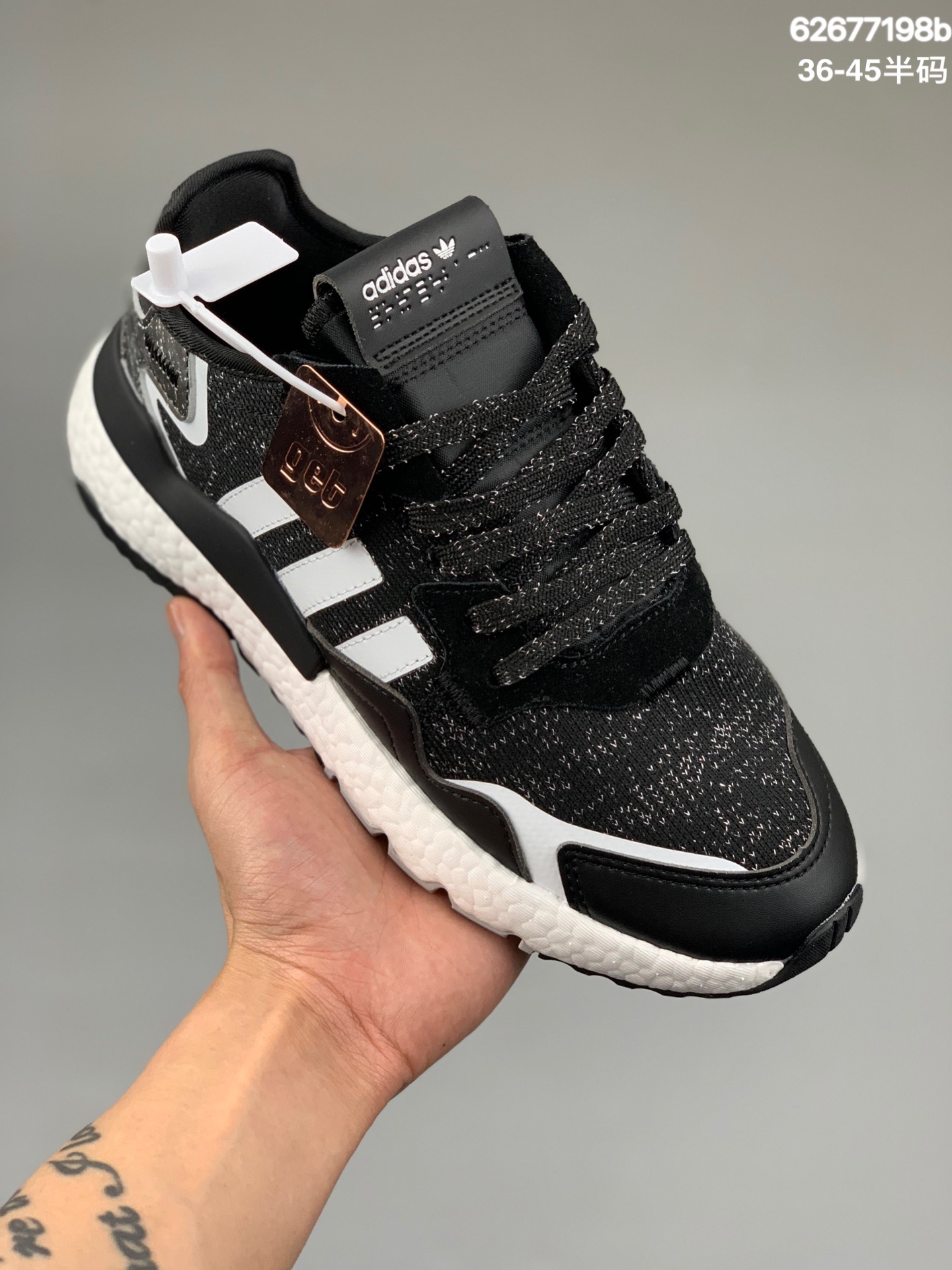 本地
 Adidas Nite Jogger 2022 Boos 三叶草 联名夜行者 复古跑鞋原厂材料 原厂大底 私家独模 网布搭配麂皮拼接打造鞋面 极具复古风格鞋头及鞋跟点缀3M反光设计极为亮眼中底采用全掌 Boost 科技，厚度相当可观，脚感极佳 货号：FW6716 尺码 ：36 36.5 37.5 38 38.5 39 40 40.5 41 42 42.5 43 44 44.5 45  编码：628677198b