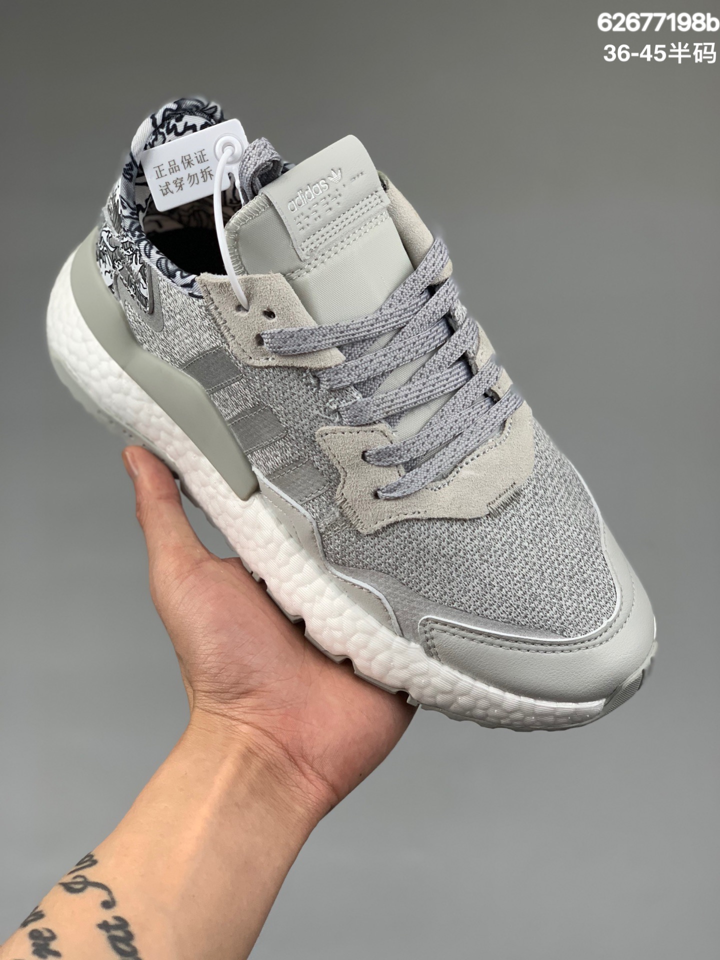 本地
 Adidas Nite Jogger 2022 Boos 三叶草 联名夜行者 复古跑鞋原厂材料 原厂大底 私家独模 网布搭配麂皮拼接打造鞋面 极具复古风格鞋头及鞋跟点缀3M反光设计极为亮眼中底采用全掌 Boost 科技，厚度相当可观，脚感极佳 货号：FW6716 尺码 ：36 36.5 37.5 38 38.5 39 40 40.5 41 42 42.5 43 44 44.5 45  编码：628677198b