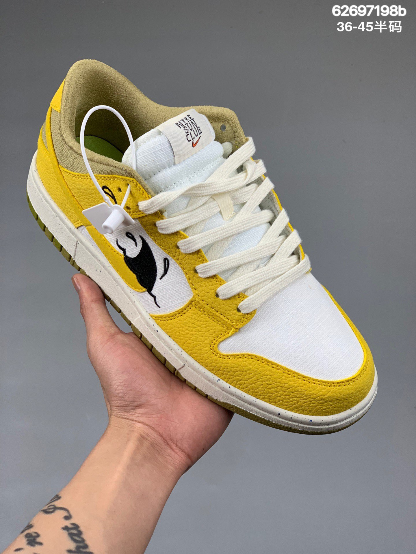 本地
耐克 Nike Dunk Low SB 低帮滑板鞋/白黄 鲨鱼钩Nike Dunk Low ‘Sun Club’ Launching Summer 2022 这双鞋子整体采用白黄来搭配，黄色为主色调。 黄色部位用了皮革材质，但是白色部分用的却是 -种织布材料，这种搭配别有一番风味。 侧边的Swoosh大部分也是黄色但是这次把Nike 勾的头换成了黑色来点缀，给人乍一看像鲨鱼背 部的鱼鳍旁边还有-一些浪花我。鞋舌上绣了 