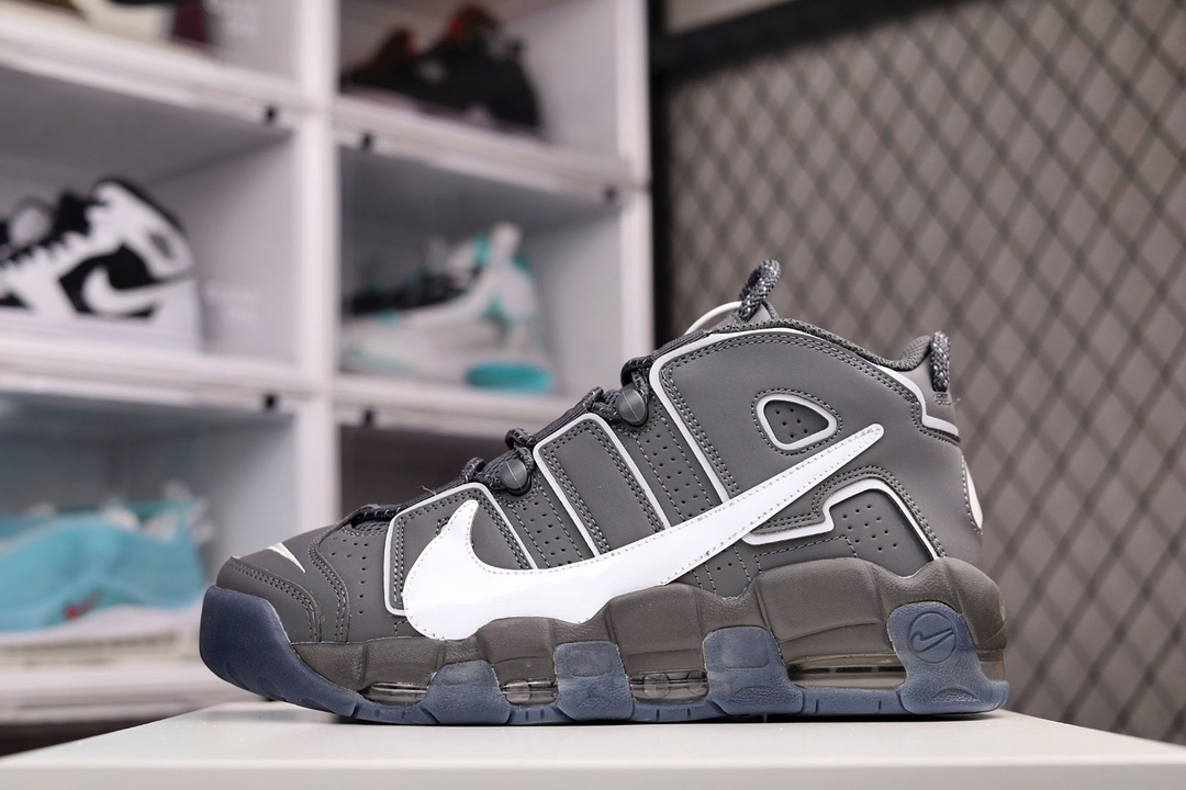 H5 CK版本NK Air More Uptempo96″Copy/Paste皮蓬大AIR 防滑减震高帮复古篮球鞋 铁灰色这款 Air More Uptempo 96 Copy/Paste采用利落铁灰色外观，将Nike 经典图案以特定比例融入磨面合成革鞋面，营造夸张效果，以此致敬经典图案。由合成革制成的“AIR”标志上绣有大号白色Nike Swoosh，横跨Air MoreUptempo96经典鞋身，为整体设计注入满满新意。