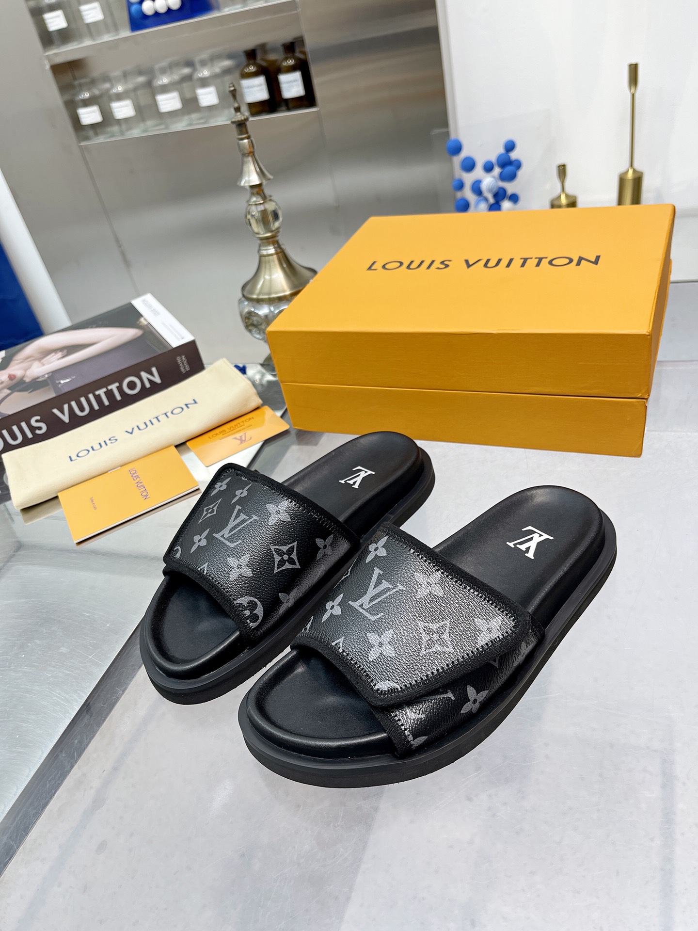 NO:236454,[Couple Model] LOUIS VUITTON | Louis Vuitton 2025 Four Generation King Series The latest popular Velcro series in spring and summer... Couple Model Thick-soled Slippers, Purchase Level Rare Products New This is the favorite of celebrities and internet celebrities. A simple and elegant sandal. A good model that can’t be opened at a glance!  The effect of thick sole heightening. The elongated legs immediately comes with exquisite and low-key luxury. Whether it is dressed in skirts or trousers, it has aura. ━━━━━━━━━━━━━━━━━━━━━━━━━━━━━━━━━━━━━━━━━━━━━━━━━━━━━━━━━━━━━━━━━━━━━━━━━━━━━━━━━━━━━━━━━━━━━━━━━━━━━━━━━━━━───────────────────────────────────────────────�19860909【情侣款】 LOUIS VUITTON | 路易威登2025四代王系列 2025春夏最新爆款魔术贴系列……情侣款厚底拖鞋 代购级别稀品上新 此款是明星大网红的最爱 简约大气的一款凉鞋 一眼就挪不开眼的好款！厚底增高的效果 上脚马上自带拉长腿功能精致又显低调奢华 无论 裙装、裤装搭配都超有气场 ━━━━━ t ━━━━━ 鞋面头层牛皮压花纹LV色彩拼接 大底原版开模大底 鞋码: 女35～42,男38～46 底高4.5cm 原版全套礼盒包装,拖鞋,louis vuitton,louis vuitton,louis vuitton,sandals,slippers,skirts,cowhide,Women's Shoes
