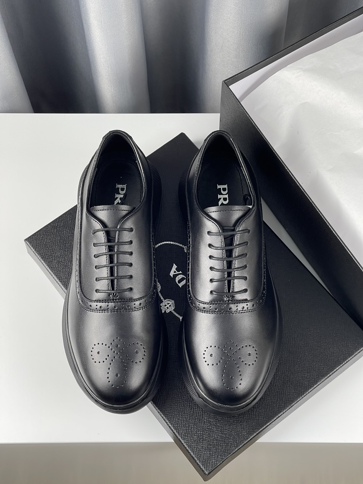 NO:274481,The latest update of rada is available in stock Imported Napa soft cowhide cowhide inner lace-up style Brock series Special mold large sole anti-slip wear-resistant lightweight large sole Normal code spot exclusive 39 40 41 42 43 44,,prada,cowhide19860909rada最新款更新到货 现货 进口纳帕柔软牛皮面 牛皮内里 系带款 布洛克系列 专用模具大底防滑耐磨轻质大底 正常码现货独家39 40 41 42 43 44,,prada,cowhide,Men's shoes