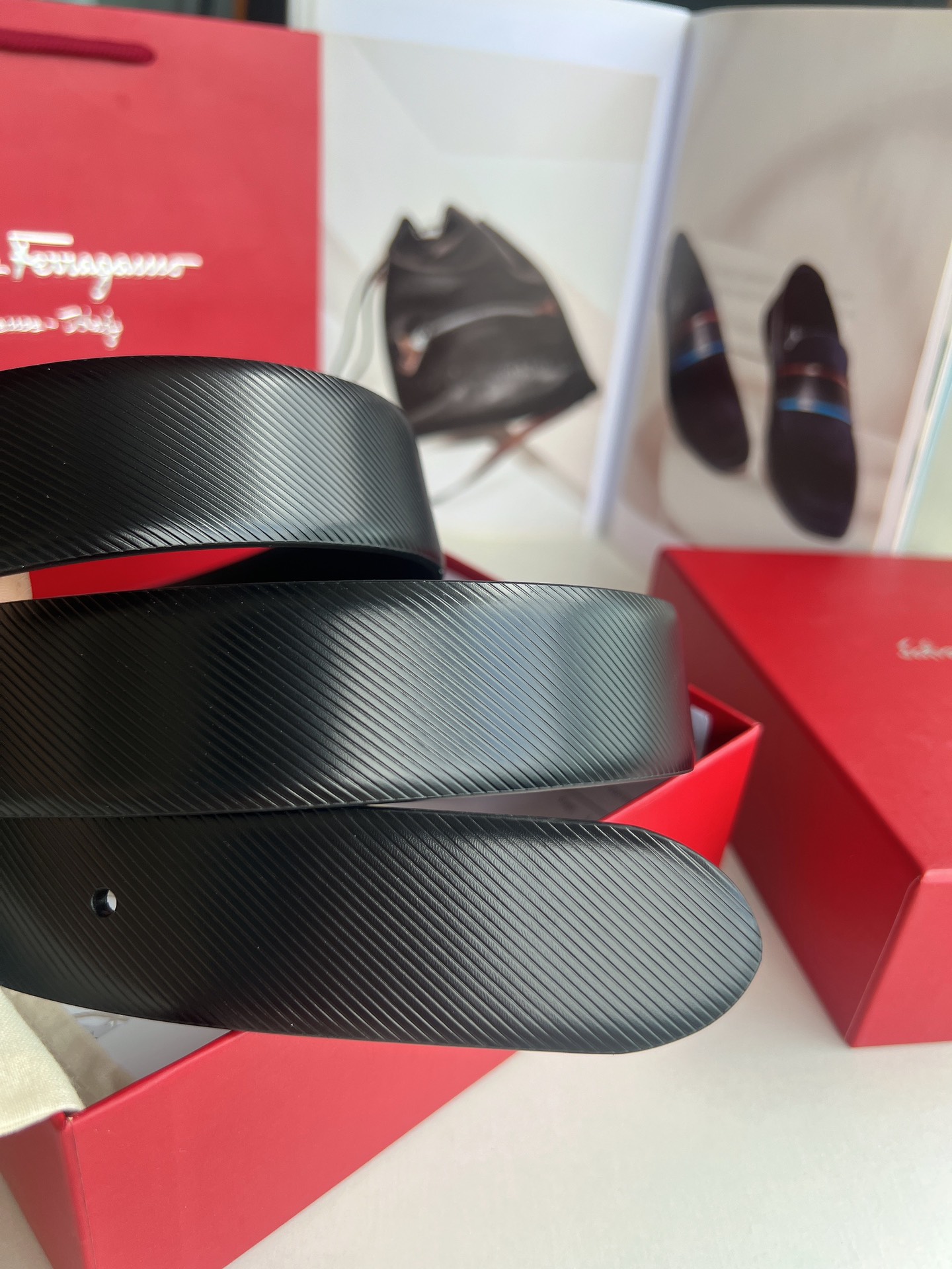 Ferragamo菲拉格慕    头层牛皮压纹图案Gancini金属扣男士3.5cm腰带