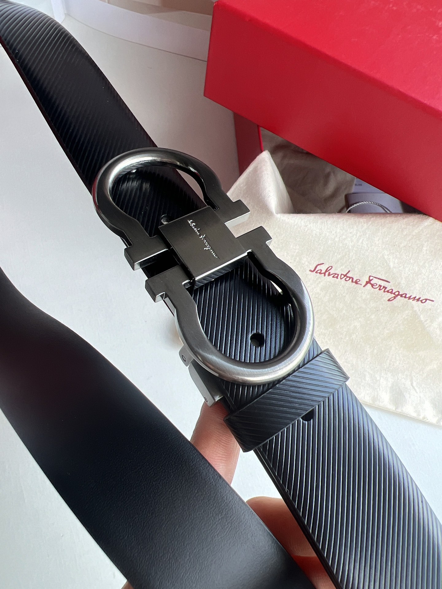 Ferragamo菲拉格慕    头层牛皮压纹图案Gancini金属扣男士3.5cm腰带