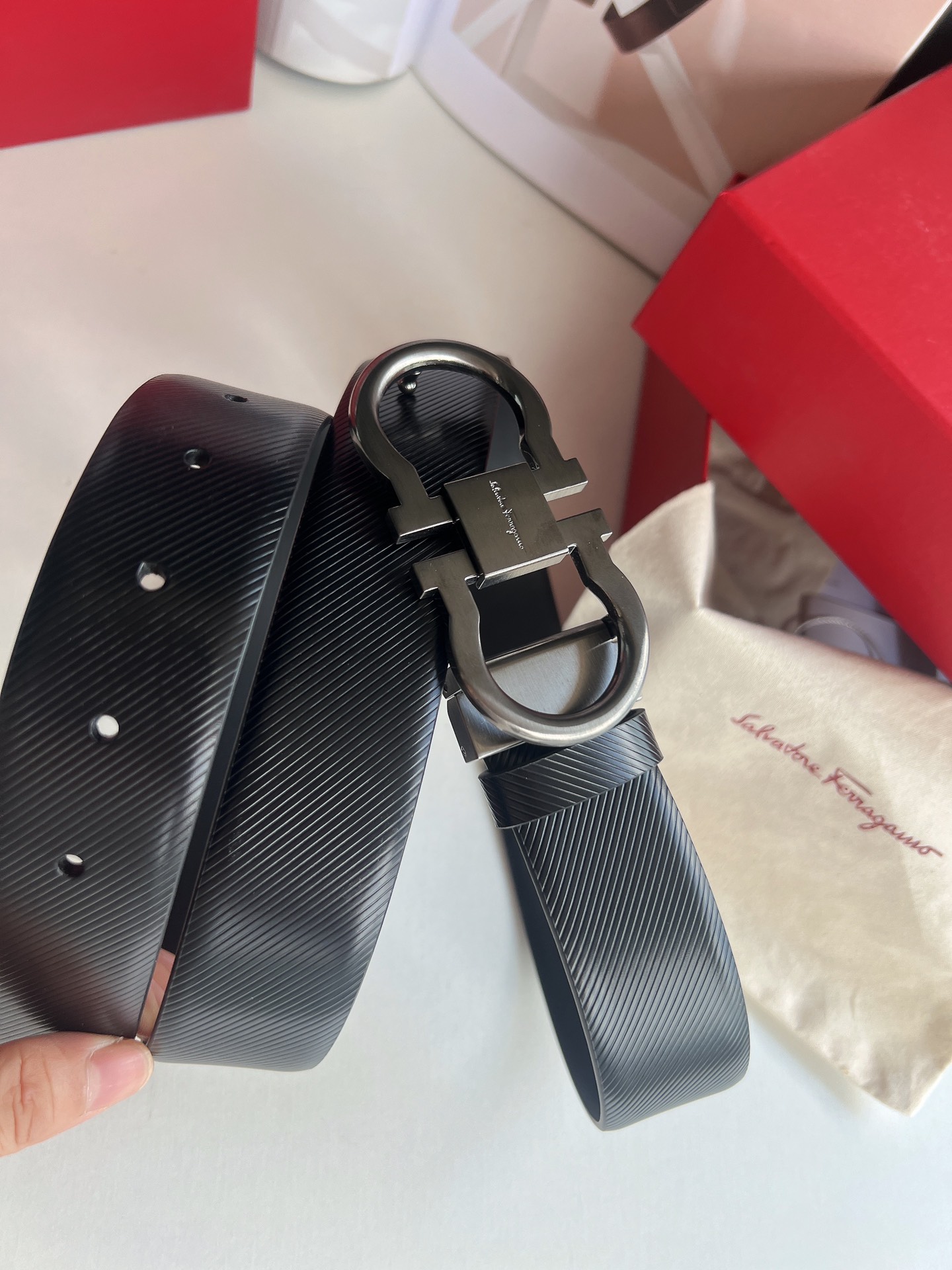 Ferragamo菲拉格慕    头层牛皮压纹图案Gancini金属扣男士3.5cm腰带