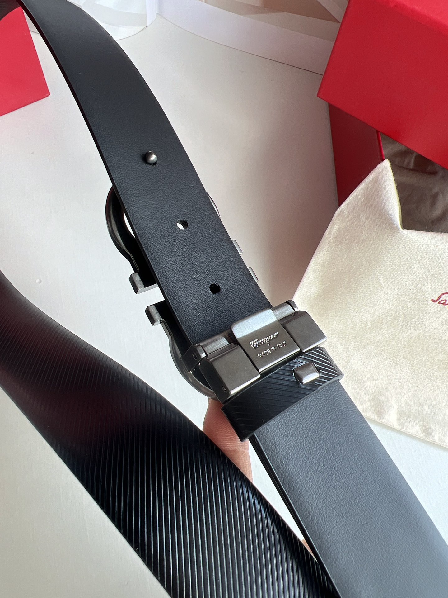 Ferragamo菲拉格慕    头层牛皮压纹图案Gancini金属扣男士3.5cm腰带
