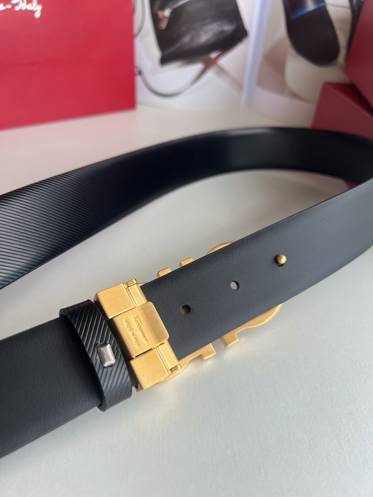 Ferragamo菲拉格慕    头层牛皮压纹图案Gancini金属扣男士3.5cm腰带