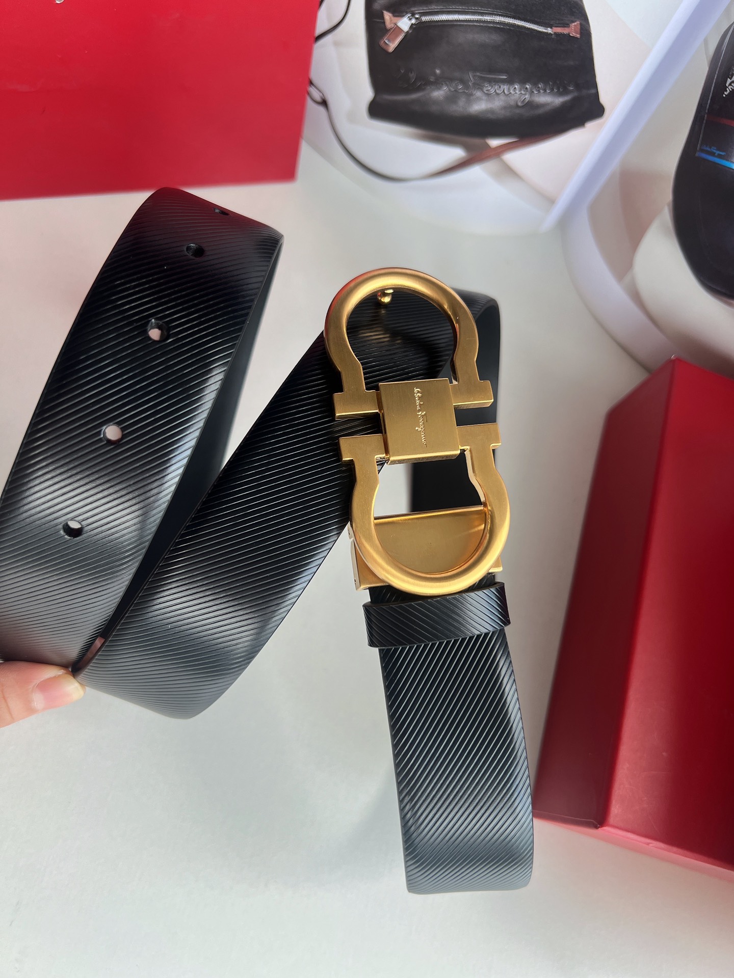 Ferragamo菲拉格慕    头层牛皮压纹图案Gancini金属扣男士3.5cm腰带