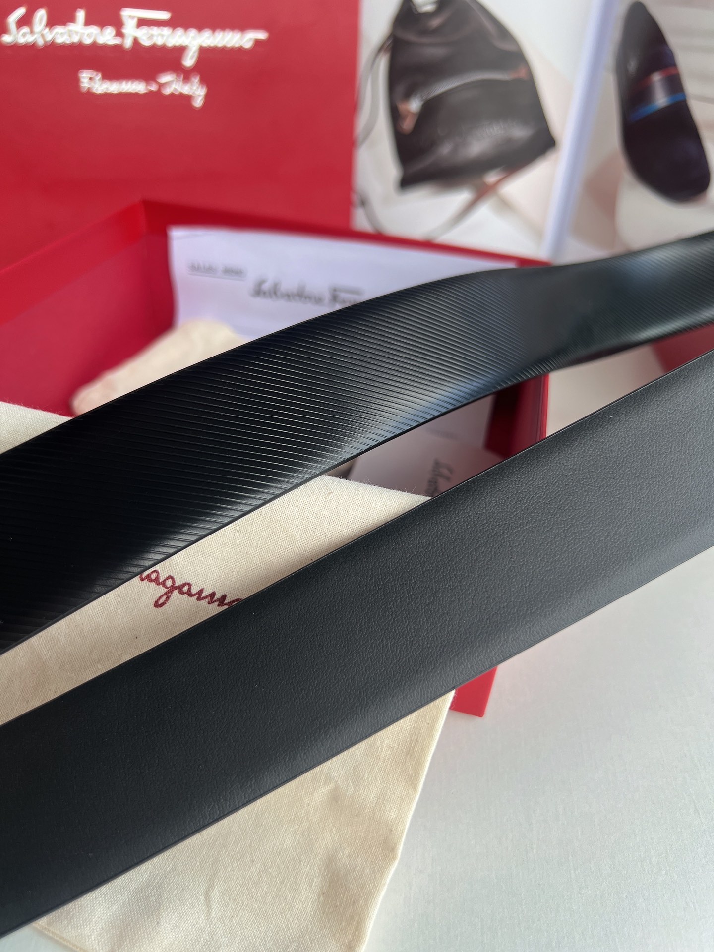 Ferragamo菲拉格慕    头层牛皮压纹图案Gancini金属扣男士3.5cm腰带