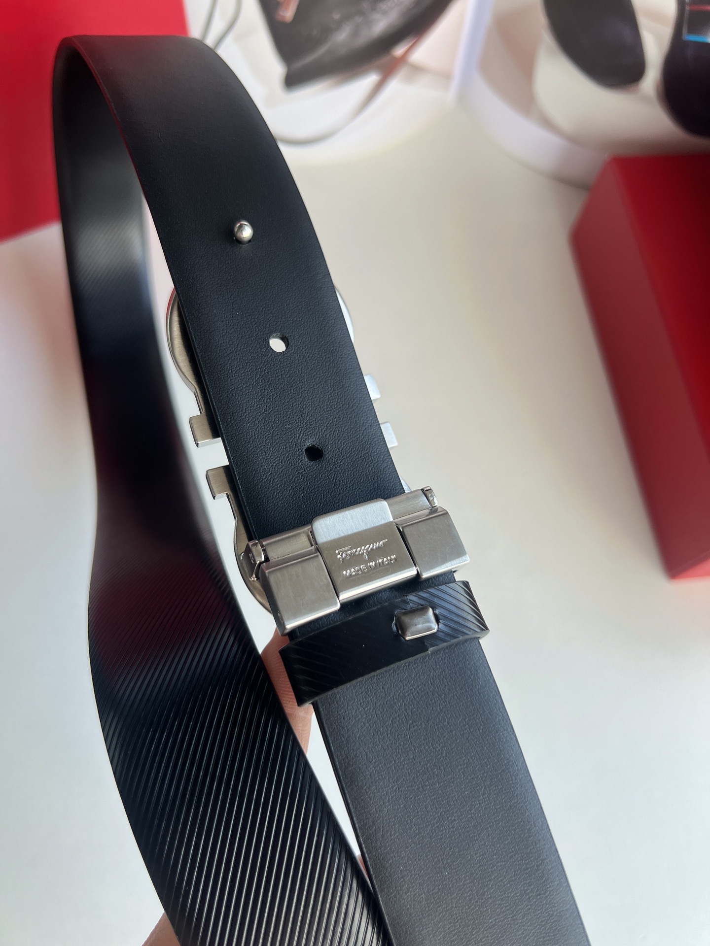 Ferragamo菲拉格慕    头层牛皮压纹图案Gancini金属扣男士3.5cm腰带