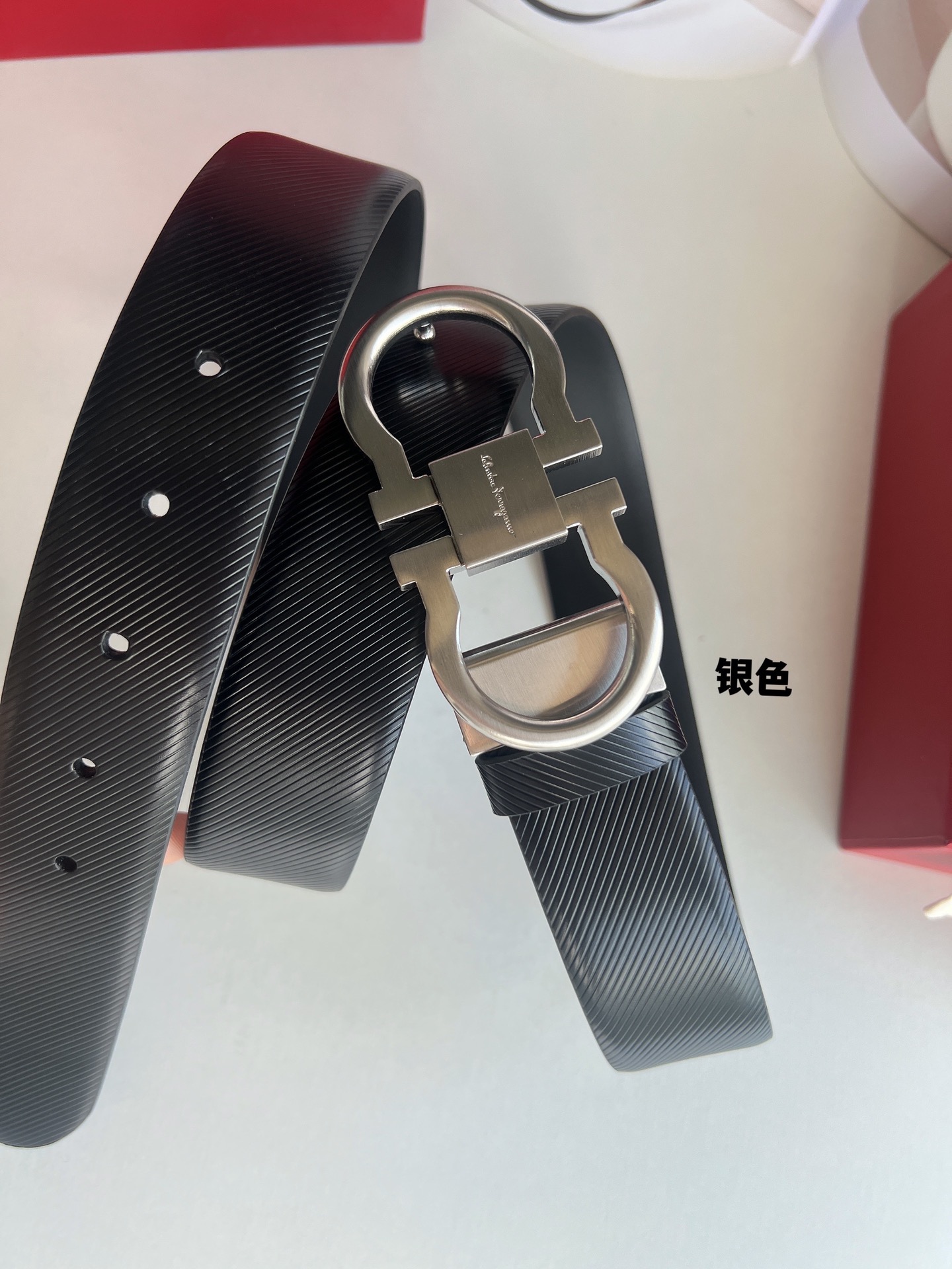 Ferragamo菲拉格慕    头层牛皮压纹图案Gancini金属扣男士3.5cm腰带