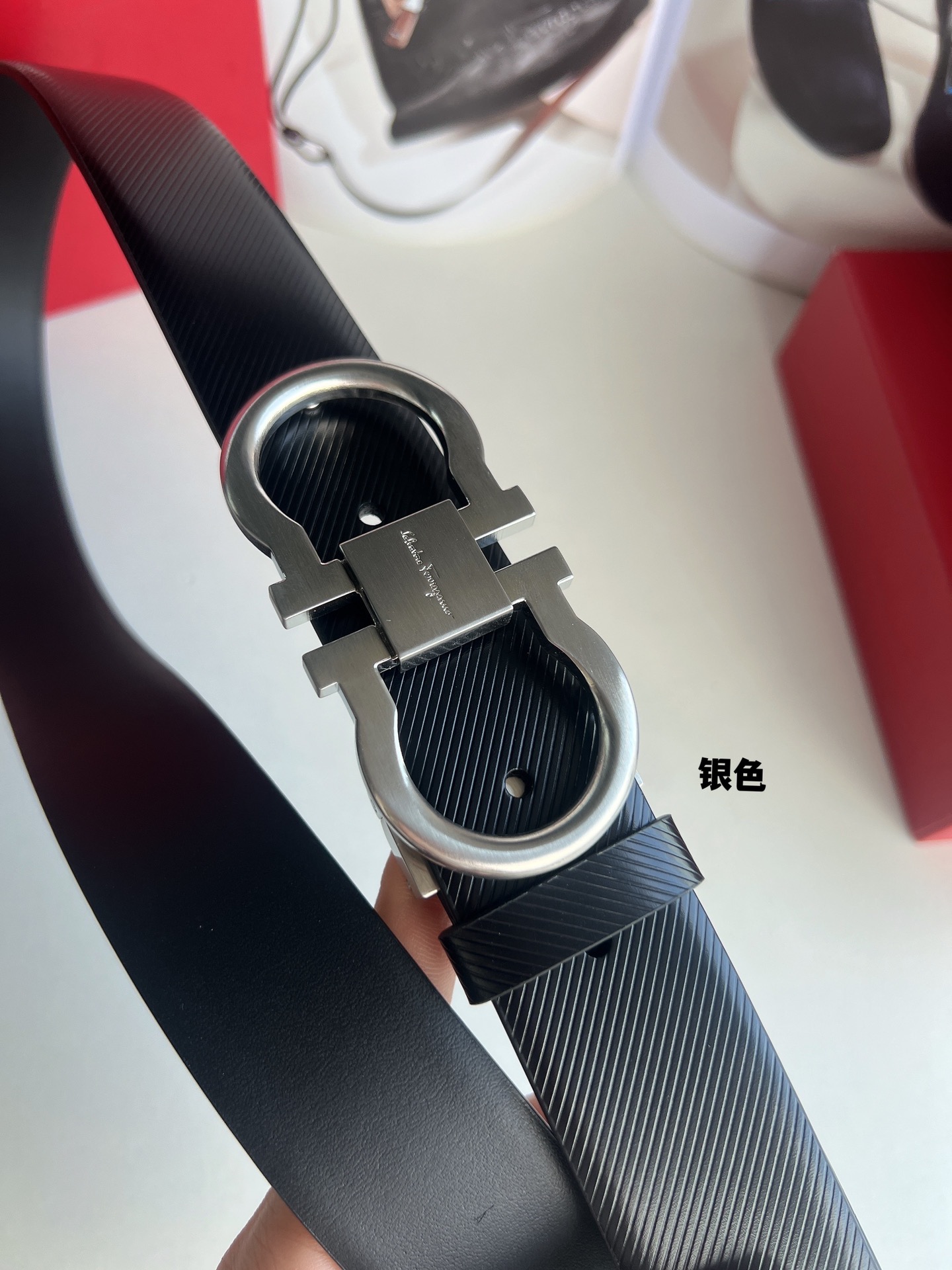 Ferragamo菲拉格慕    头层牛皮压纹图案Gancini金属扣男士3.5cm腰带