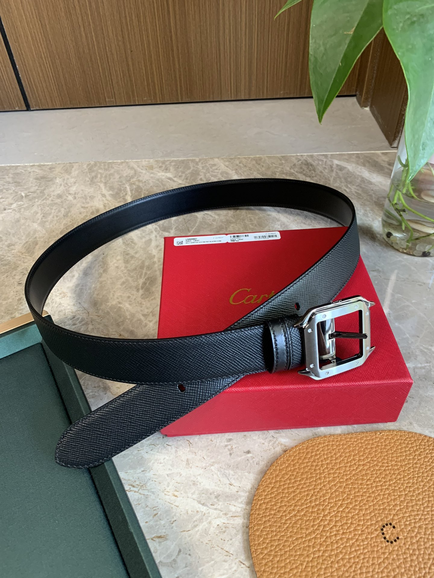 镀钯饰面针扣式皮带 Cartier标志 黑色与棕色牛皮双面皮带 浮雕“Cartier”标志-Chinese UA Cheap High Quatity Brand Clothes Bags handbags Sneakers wholesale wholesaler seller from China Factory suppliers Fashion Clothing Shoes best Quality Beautiful Price 镀钯饰面针扣式皮带 Cartier标志 黑色与棕色牛皮双面皮带 浮雕“Cartier”标志