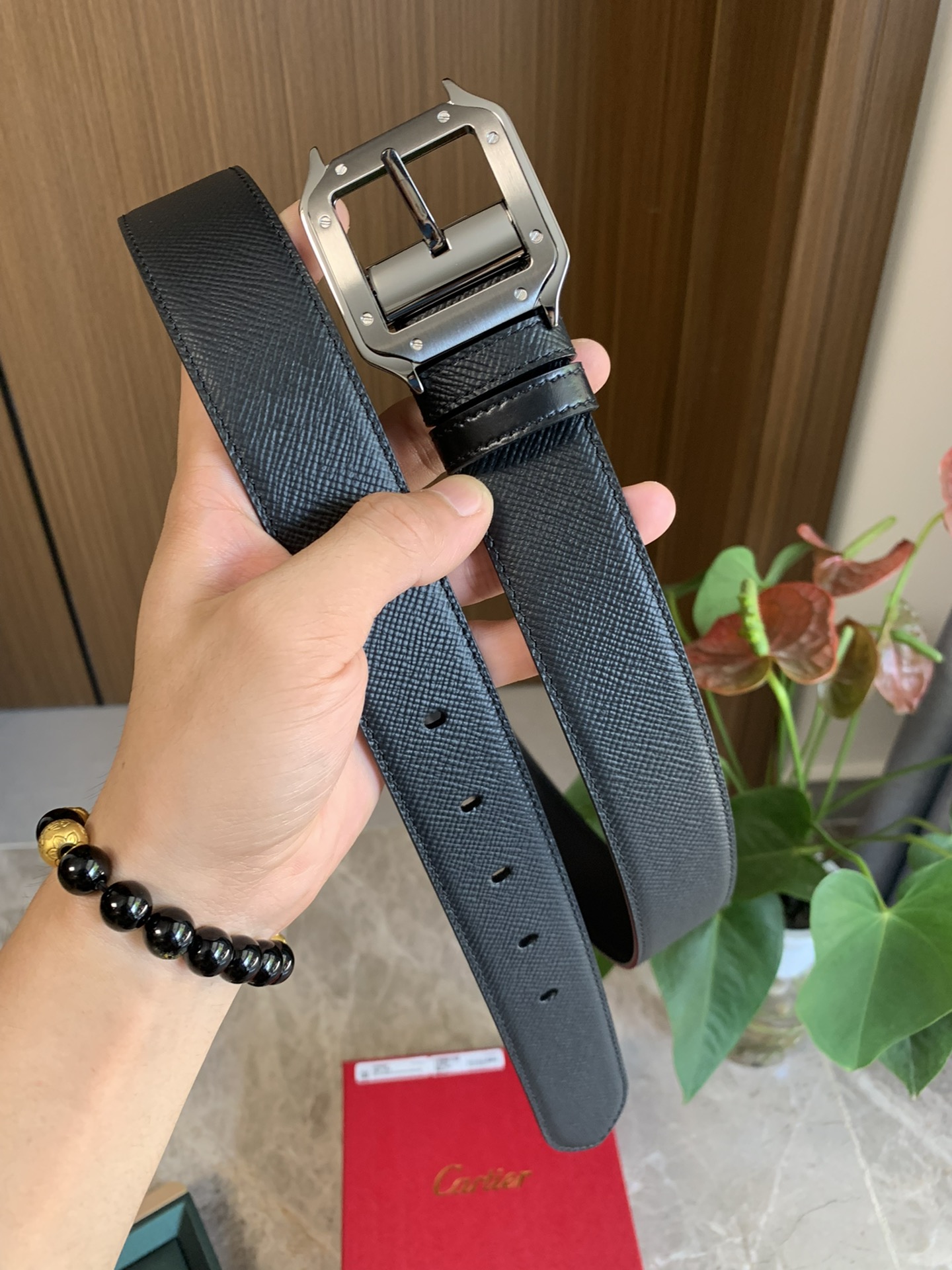 镀钯饰面针扣式皮带 Cartier标志 黑色与棕色牛皮双面皮带 浮雕“Cartier”标志-Chinese UA Cheap High Quatity Brand Clothes Bags handbags Sneakers wholesale wholesaler seller from China Factory suppliers Fashion Clothing Shoes best Quality Beautiful Price 镀钯饰面针扣式皮带 Cartier标志 黑色与棕色牛皮双面皮带 浮雕“Cartier”标志