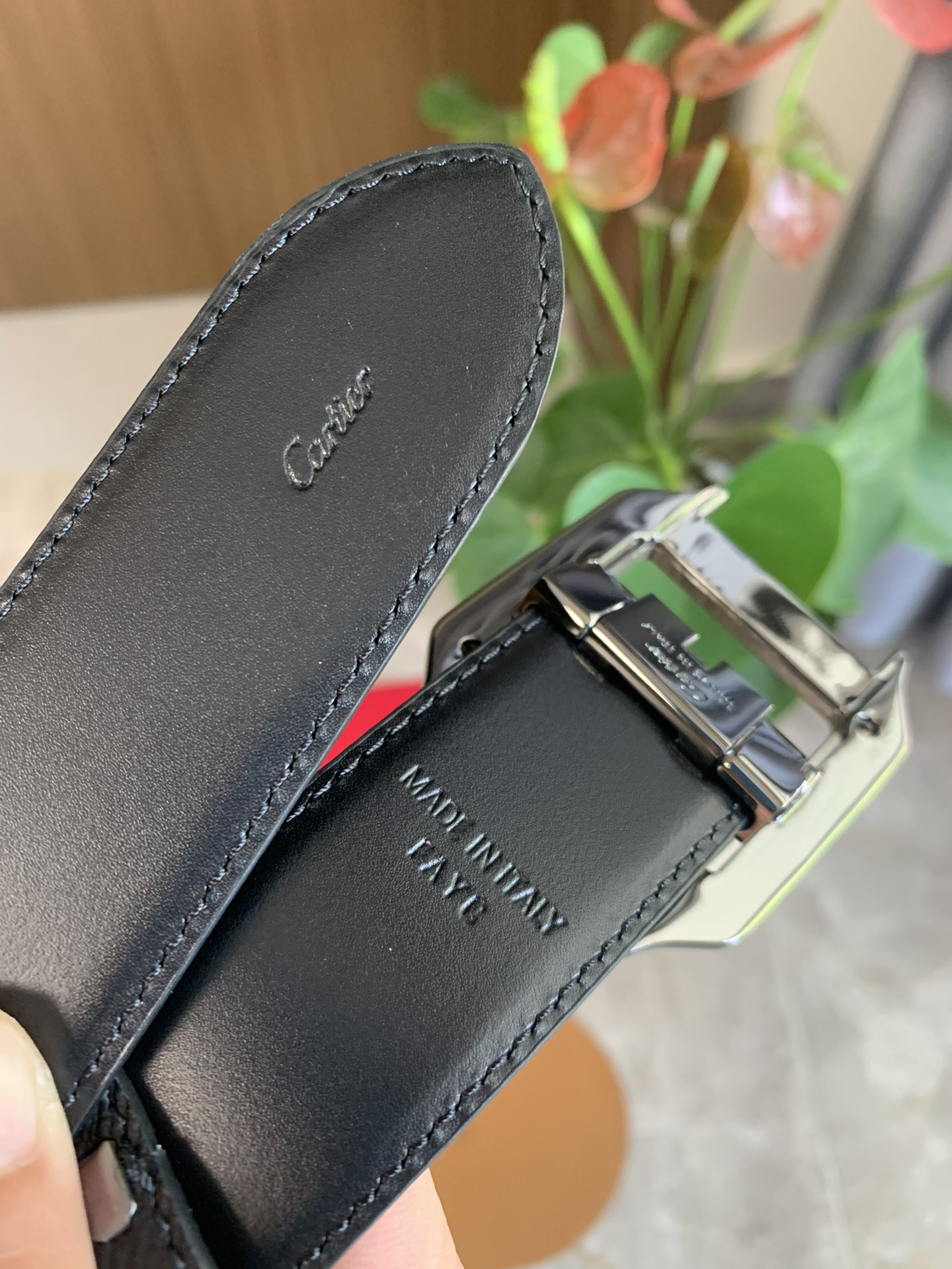 镀钯饰面针扣式皮带 Cartier标志 黑色与棕色牛皮双面皮带 浮雕“Cartier”标志-Chinese UA Cheap High Quatity Brand Clothes Bags handbags Sneakers wholesale wholesaler seller from China Factory suppliers Fashion Clothing Shoes best Quality Beautiful Price 镀钯饰面针扣式皮带 Cartier标志 黑色与棕色牛皮双面皮带 浮雕“Cartier”标志
