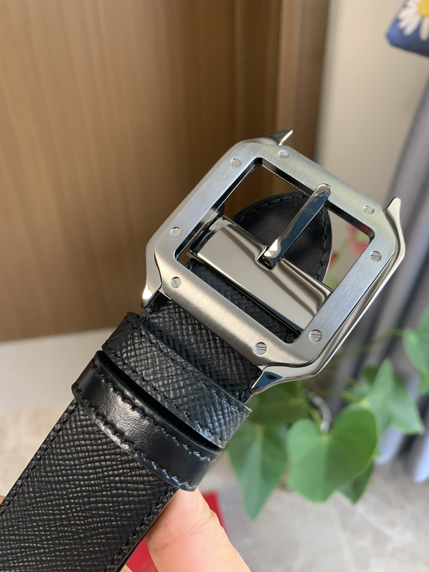 镀钯饰面针扣式皮带 Cartier标志 黑色与棕色牛皮双面皮带 浮雕“Cartier”标志-Chinese UA Cheap High Quatity Brand Clothes Bags handbags Sneakers wholesale wholesaler seller from China Factory suppliers Fashion Clothing Shoes best Quality Beautiful Price 镀钯饰面针扣式皮带 Cartier标志 黑色与棕色牛皮双面皮带 浮雕“Cartier”标志