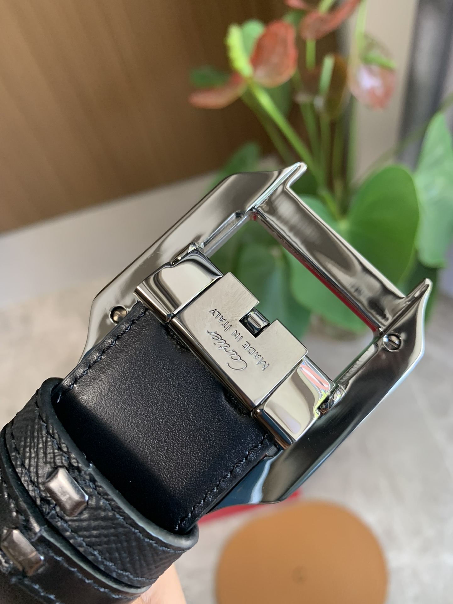 镀钯饰面针扣式皮带 Cartier标志 黑色与棕色牛皮双面皮带 浮雕“Cartier”标志-Chinese UA Cheap High Quatity Brand Clothes Bags handbags Sneakers wholesale wholesaler seller from China Factory suppliers Fashion Clothing Shoes best Quality Beautiful Price 镀钯饰面针扣式皮带 Cartier标志 黑色与棕色牛皮双面皮带 浮雕“Cartier”标志