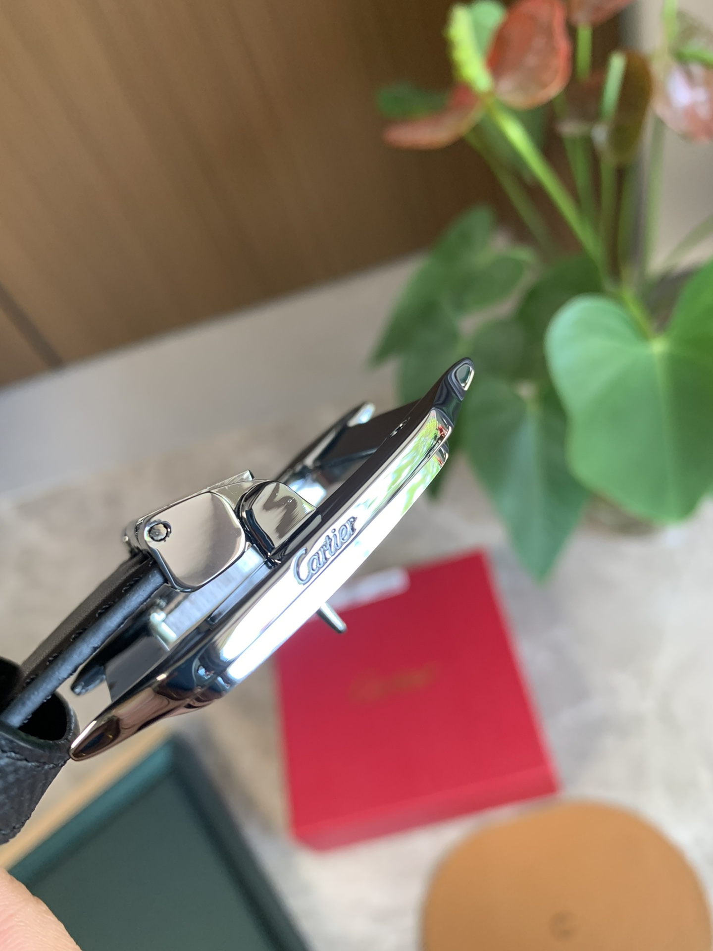 镀钯饰面针扣式皮带 Cartier标志 黑色与棕色牛皮双面皮带 浮雕“Cartier”标志-Chinese UA Cheap High Quatity Brand Clothes Bags handbags Sneakers wholesale wholesaler seller from China Factory suppliers Fashion Clothing Shoes best Quality Beautiful Price 镀钯饰面针扣式皮带 Cartier标志 黑色与棕色牛皮双面皮带 浮雕“Cartier”标志