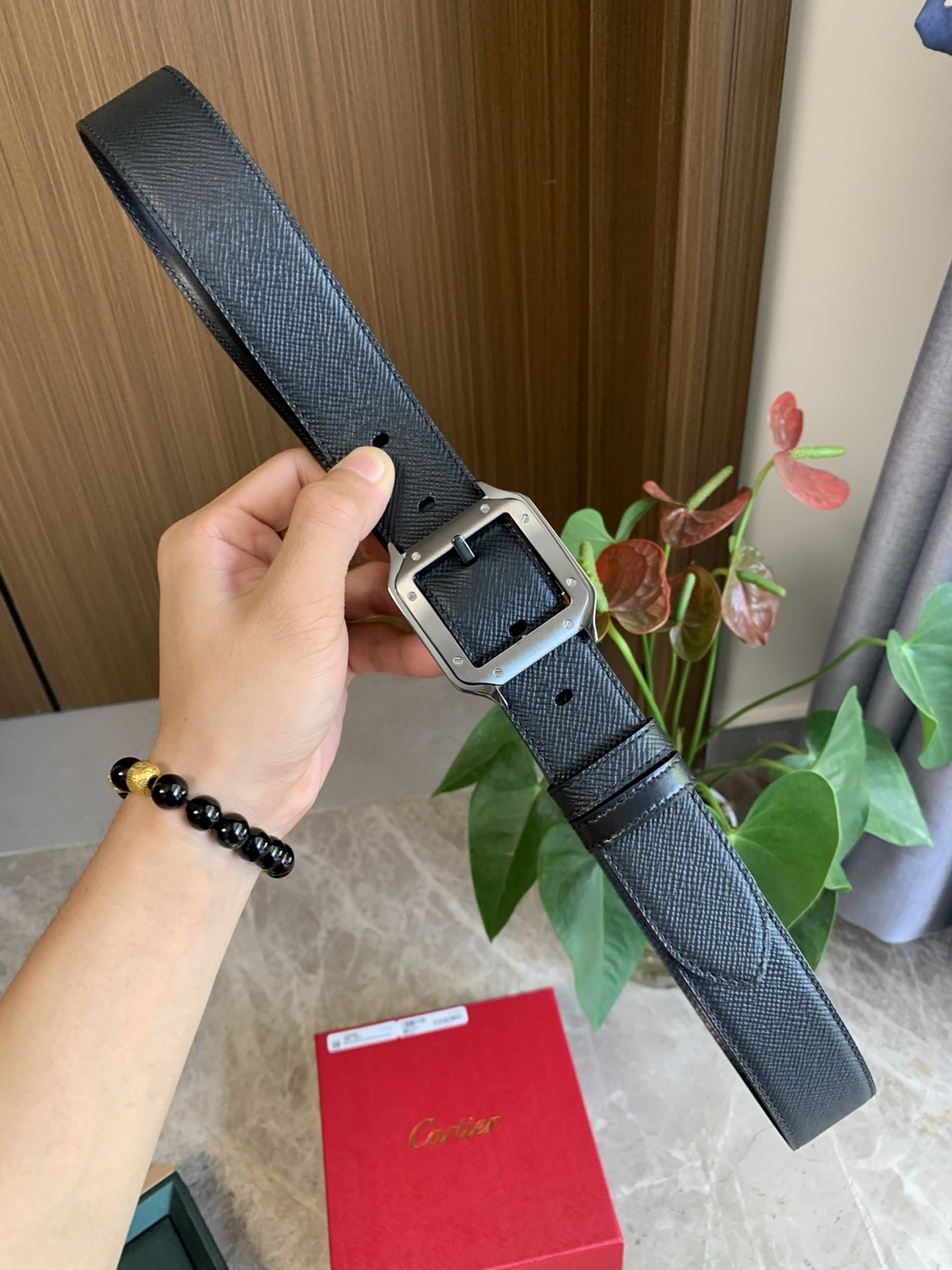 镀钯饰面针扣式皮带 Cartier标志 黑色与棕色牛皮双面皮带 浮雕“Cartier”标志-Chinese UA Cheap High Quatity Brand Clothes Bags handbags Sneakers wholesale wholesaler seller from China Factory suppliers Fashion Clothing Shoes best Quality Beautiful Price 镀钯饰面针扣式皮带 Cartier标志 黑色与棕色牛皮双面皮带 浮雕“Cartier”标志