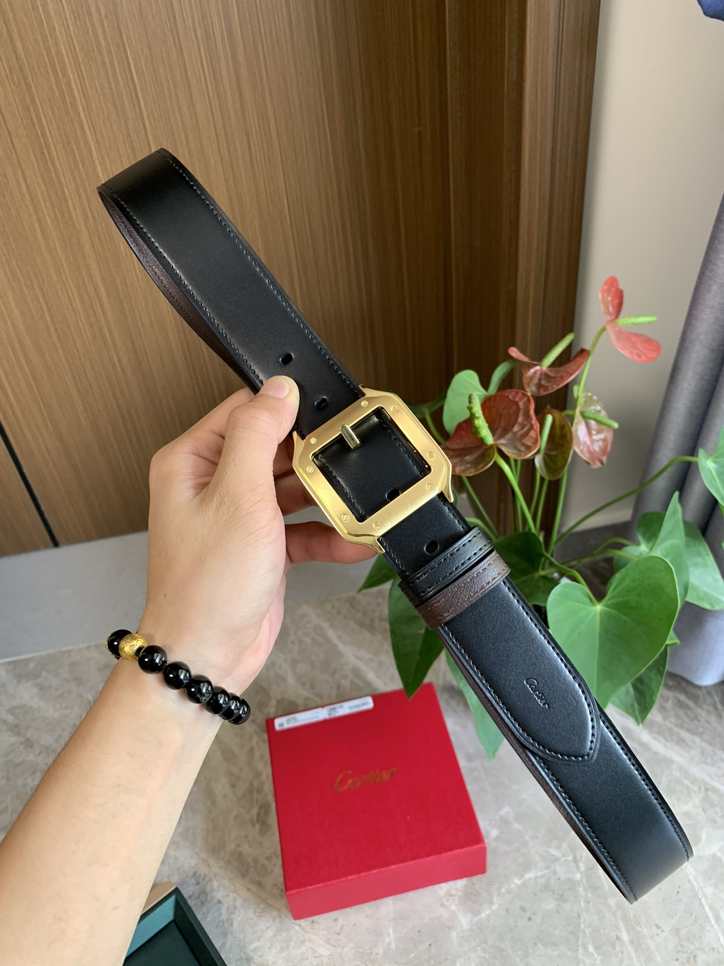 镀钯饰面针扣式皮带 Cartier标志 黑色与棕色牛皮双面皮带 浮雕“Cartier”标志