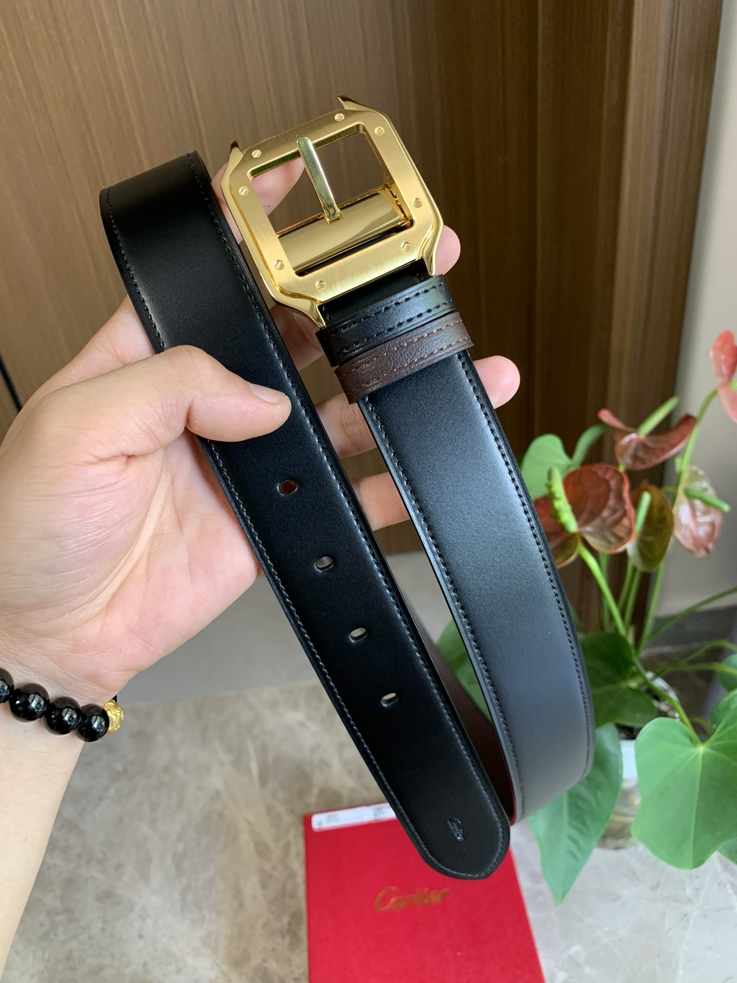 镀钯饰面针扣式皮带 Cartier标志 黑色与棕色牛皮双面皮带 浮雕“Cartier”标志