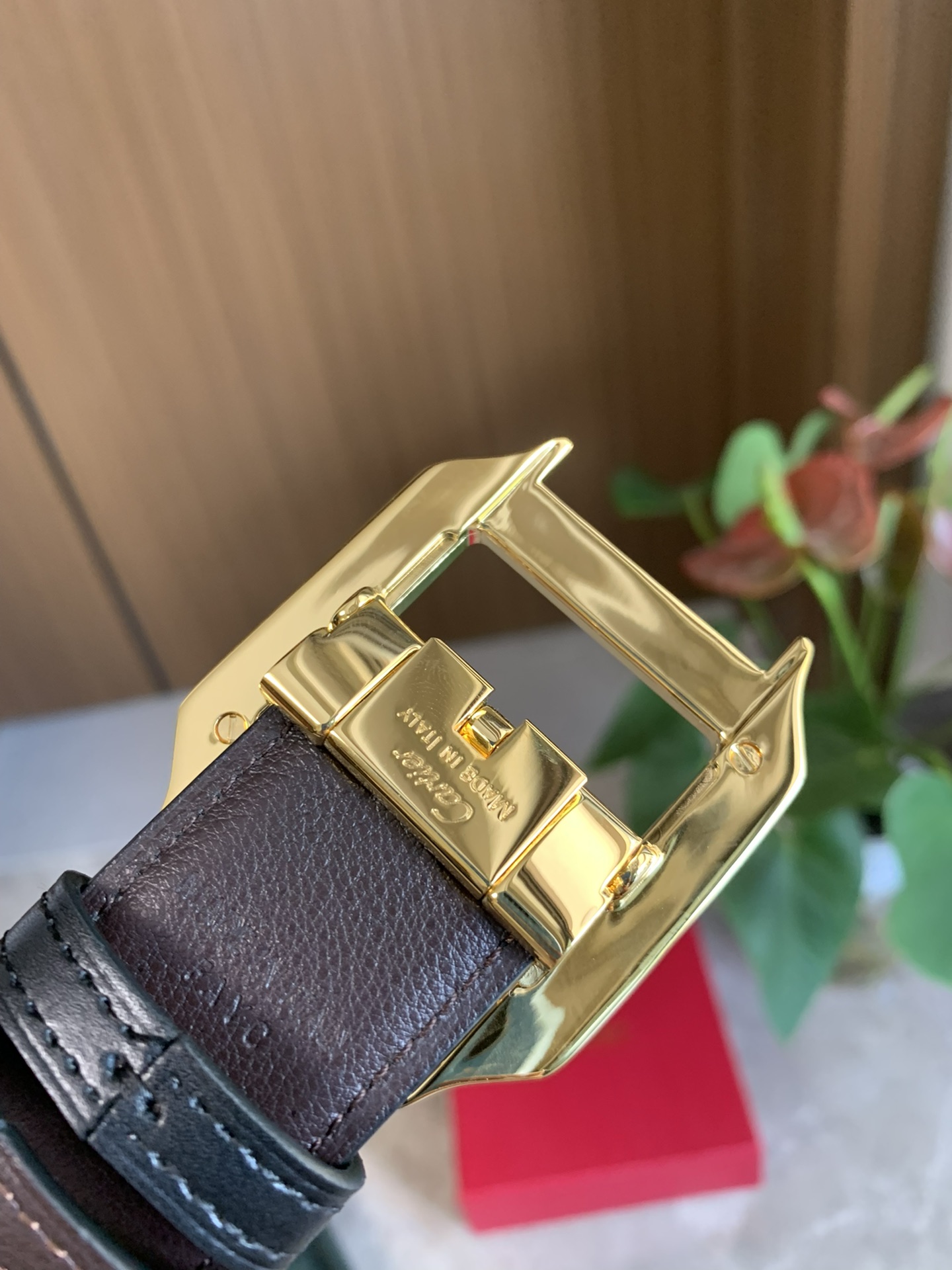 镀钯饰面针扣式皮带 Cartier标志 黑色与棕色牛皮双面皮带 浮雕“Cartier”标志