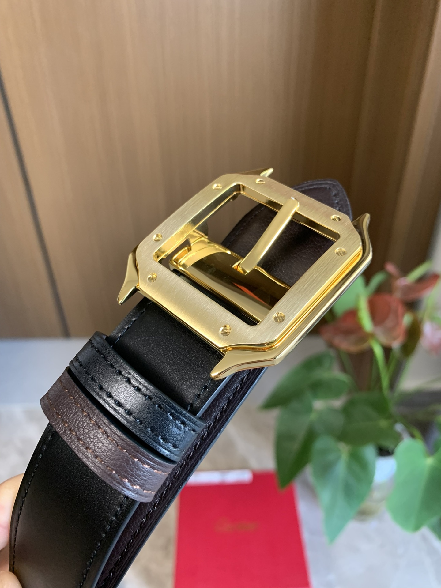 镀钯饰面针扣式皮带 Cartier标志 黑色与棕色牛皮双面皮带 浮雕“Cartier”标志
