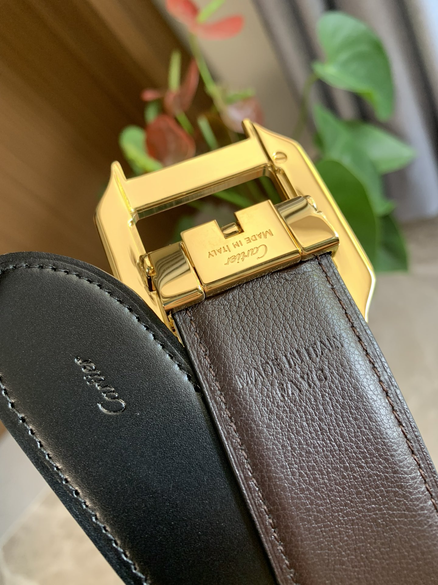 镀钯饰面针扣式皮带 Cartier标志 黑色与棕色牛皮双面皮带 浮雕“Cartier”标志