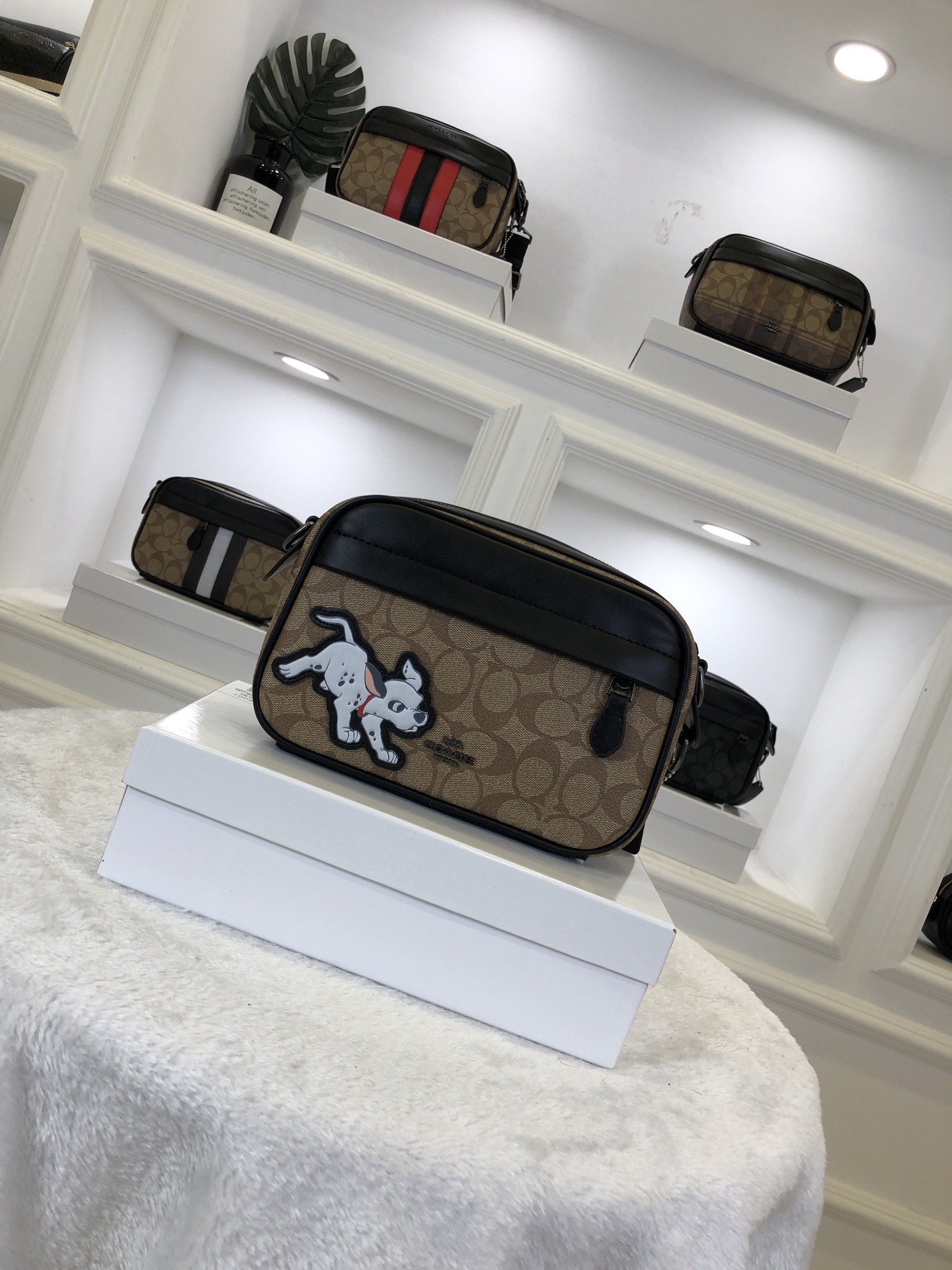 J5 Academy单肩包 男士斜挎包 经典Logo搭配原厂工艺材质 休闲百搭斜挎包 采用精湛镶嵌细工，实物拍摄 原厂原版面料 配送小票礼盒 防尘袋 尺寸23*15*6cm。