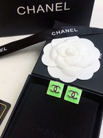 What is a 1:1 replica
 Chanel Jewelry Earring Yellow 925 Silver Brass