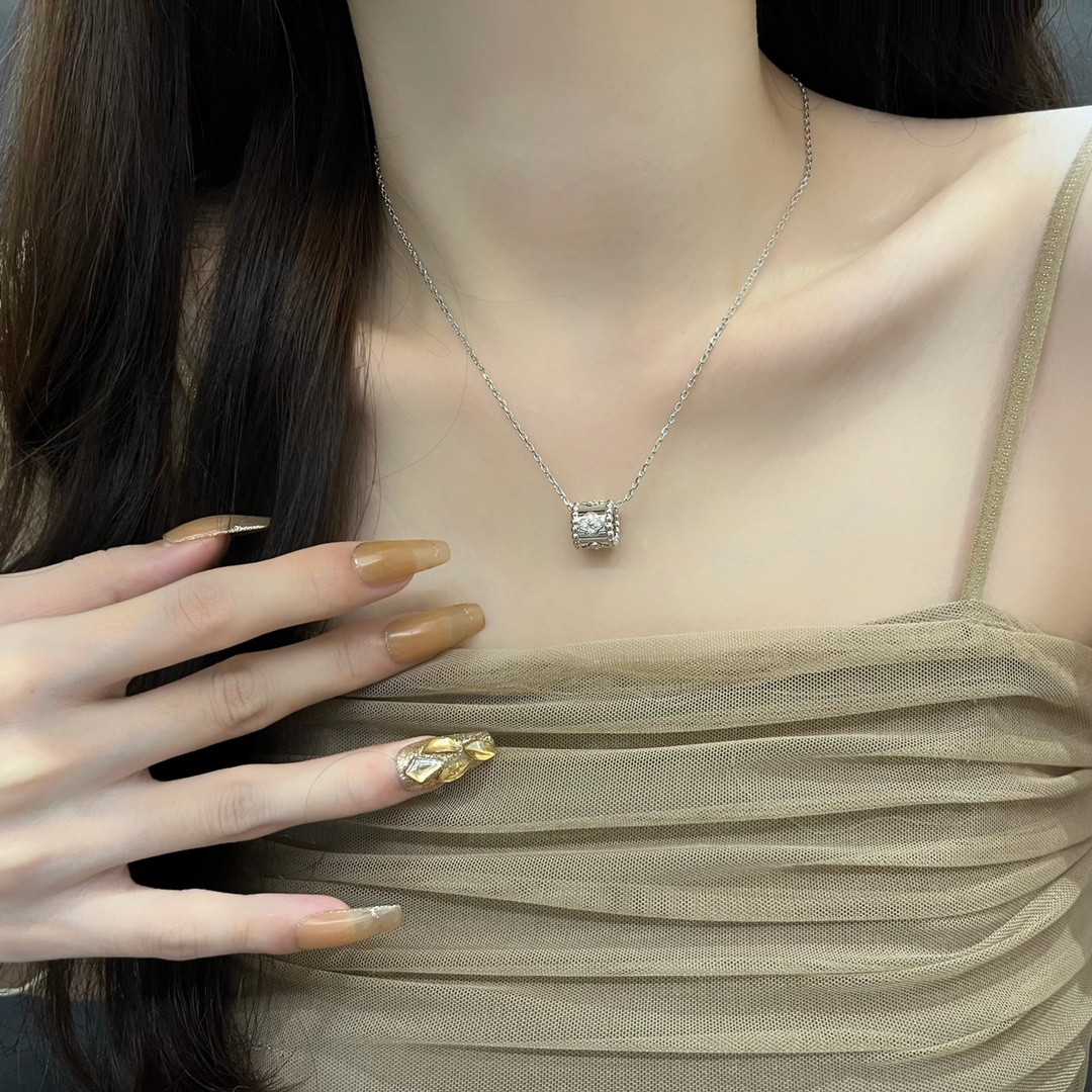 NO:360308,Van Cleef & Arpels Kaleidoscope Necklace Material s925 silver Wearing renderings, Vac necklace, van cleef, necklace19860909梵克雅宝万花筒项链 材质s925银 佩戴效果图,Vac项链,van cleef,necklace,Jewelry