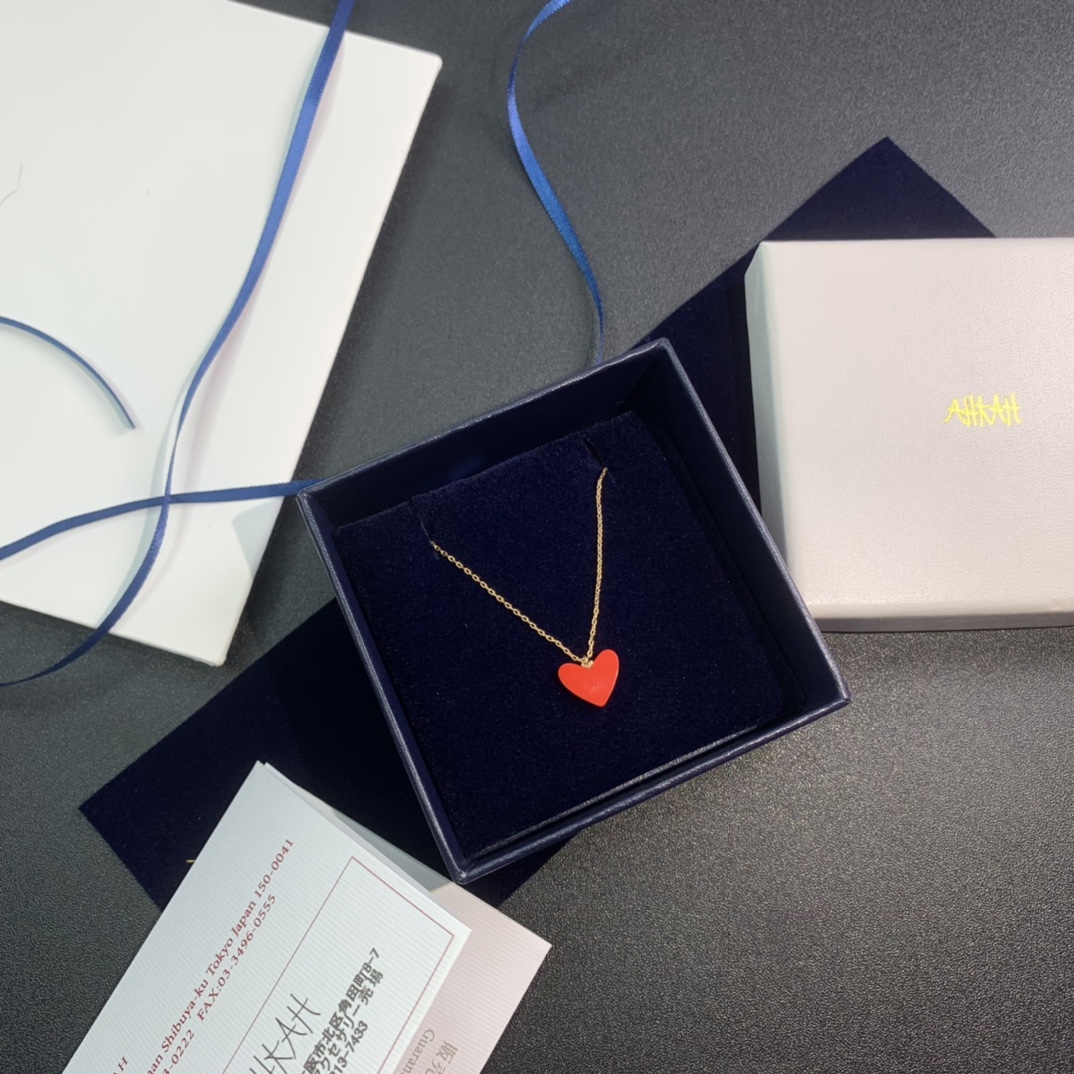 NO:100865,New Year's Red Hot Selling Ahkah Japanese Little Red Heart Necklace, electroplated thick gold, long color retention time, super eye-catching Ahkah Little Red Heart Necklace!  A very personalized love design, the thin chain made of V gold is equipped with a 100% natural red coral heart-shaped pendant. The red coral has a pleasant color, a bright texture, a bright color and a cute design, full of sweet and playful fun. It is a very low-key and eye-catching style when worn, and it is super exquisite. The chain length is 40cm, and the small red heart pendant is 0.5*0.6cm. When worn, it just falls into the collarbone. The sexy index at the erection neck rises straight, and looks like a cinnabar printed in the middle of the collarbone, which makes people excited. Gentle and enthusiastic, simple and beautiful, no matter how you wear it, it can show a variety of styles if you put it on necklaces of other lengths~, Ahkah, necklace19860909新年款新年红热卖款 Ahkah日本小红心项链,电镀厚金,保色时间长 超吸睛的Ahkah小红心项链！个性十足的爱心设计,V金材质的细链配有一枚百分百天然红珊瑚心形吊坠,红珊瑚的色泽喜人,质地莹润,鲜艳的色彩加上可爱的设计,充满了甜美俏皮的趣味,戴上属于很低调又吸睛的款式,超级精致.链长40cm,小红心吊坠0.5*0.6cm,佩戴时它刚好落锁骨的位置,勃颈处的性感指数直线上升,远看就像是印在锁骨中间的一枚朱砂,让人怦然心动.温柔又热情,简简单单就hin好看,怎么搭都美,跟其他长度的项链叠戴的话更能展现百变风情哦~,Ahkah,necklace,Jewelry