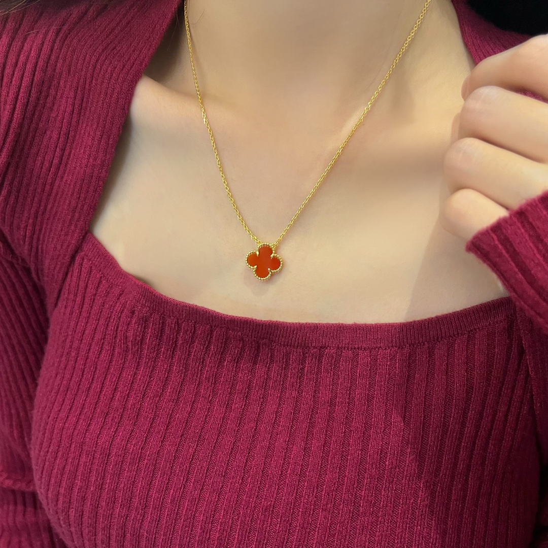 NO:360388,The highest level vca four-leaf clover necklace is made of 925 sterling silver and thick gold plated, high-definition lettering, the latest original diamond buckle for counter wearing renderings, Vac necklace, necklace, pure silver19860909最高级别 vca 四叶草 项链材质为925纯银镀厚金, 高清刻字,专柜最新款原装菱形◇扣 佩戴效果图,Vac项链,necklace,pure silver,Jewelry